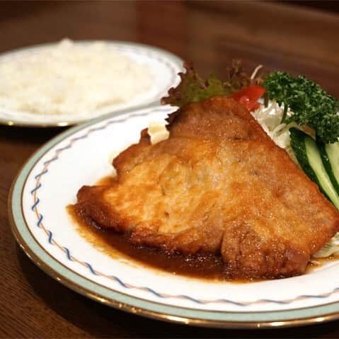 東京カレンダーさんのインスタグラム写真 - (東京カレンダーInstagram)「厚切り豚ロース肉は小麦粉をまとわせソテーすることで肉汁が閉じ込められ、適度な食感を残しながらもふっくらジューシー。 1センチ近くあるこの肉厚は、噛めば噛むほどに旨味があふれ出す！ #東京カレンダー #東カレ #tokyocalendar #祖師谷大蔵 #キッチンマカベ #ポークジンジャー」4月16日 18時02分 - tokyocalendar