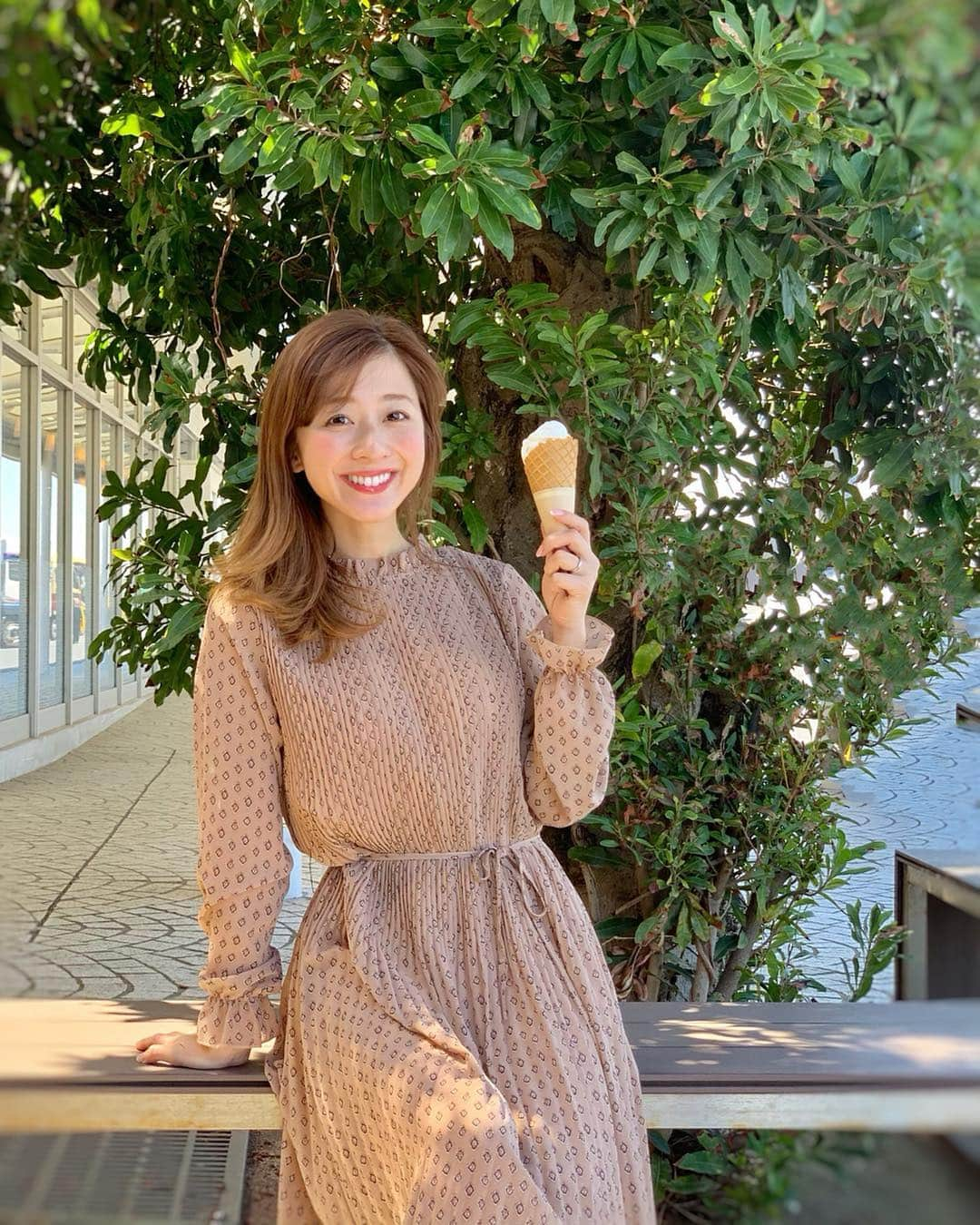 水野佐彩さんのインスタグラム写真 - (水野佐彩Instagram)「・ ゴルフ帰りのソフトクリーム🍦❤️ 理想のゴルフができなくて 今日は反省ばかり😞 パターがとにかく入らなかった。 ボギーで済むところはダボになり 下手くそすぎて悲しくなった。 しかも変なところにマメできた。 絶対なんか間違ってるや😫 せっかく最近レッスンで キタかも🥺と思てたのに← 自信がポキっとなくなりました。笑 また明日からレッスン頑張りまーす🏌🏾‍♀️🏌🏾‍♀️ #coordinate one-piece#valmuer @valmuer_official  shoes#vivianwestwood @vivianwest #Sサイズコーデ #153cmコーデ#おちびコーデ #ゴルフ #ゴルフ帰り #ソフトクリーム #🍦」4月16日 18時02分 - saaya_mizuno