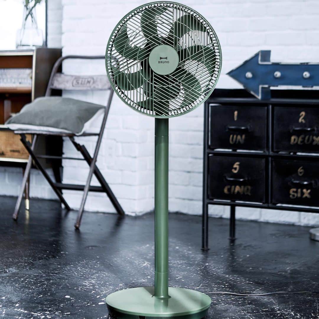 BRUNOさんのインスタグラム写真 - (BRUNOInstagram)「＼ なんだか懐かしいDC扇風機☻ ／﻿ ﻿ 気づけば4月も後半、﻿ 暑い夏や梅雨時期ももうすぐ、そろそろ夏の準備もしないとですね！﻿ ﻿ 「DCジオメトリックフレームファン」は、省電力＆静音が特徴のDC扇風機。﻿ 大人が寝るときはもちろん、子供がお昼寝するときも、静かで音が気になりません！﻿ ﻿ 7枚の羽根が、心地よいムラなくスムーズな風を広範囲にお届けします。﻿ ﻿ 風量9段階、5モード搭載なので、風の種類を好きに選べて、上下左右に首振りできるので、自分好みの風を送ることができます！ ﻿ ﻿ 「かざぐるま」をイメージしたジオメトリックのフレームやスイッチのデザインと、﻿ こだわりのカラーリングで、なんだかちょっと懐かしさを感じるようなレトロ風な扇風機です♩﻿ ﻿ いつか思い出した時に、心が温かい気持ちになる素敵な夏を☻﻿ ﻿ #BRUNO #ブルーノ #BRUNOがある暮らし #DCジオメトリックフレームファン #DC扇風機 #扇風機 #レトロ #レトロ雑貨 #レトロインテリア #アンティーク雑貨 #アンティーク家電 #アンティーク #インテリア #ホームインテリア #おしゃれ家電 #おしゃれグッズ #夏グッズ #夏先取り #暮らしを楽しむ #模様替え #引っ越し #おしゃれな家 #こだわりの家 #新居」4月16日 18時03分 - bruno_enjoy
