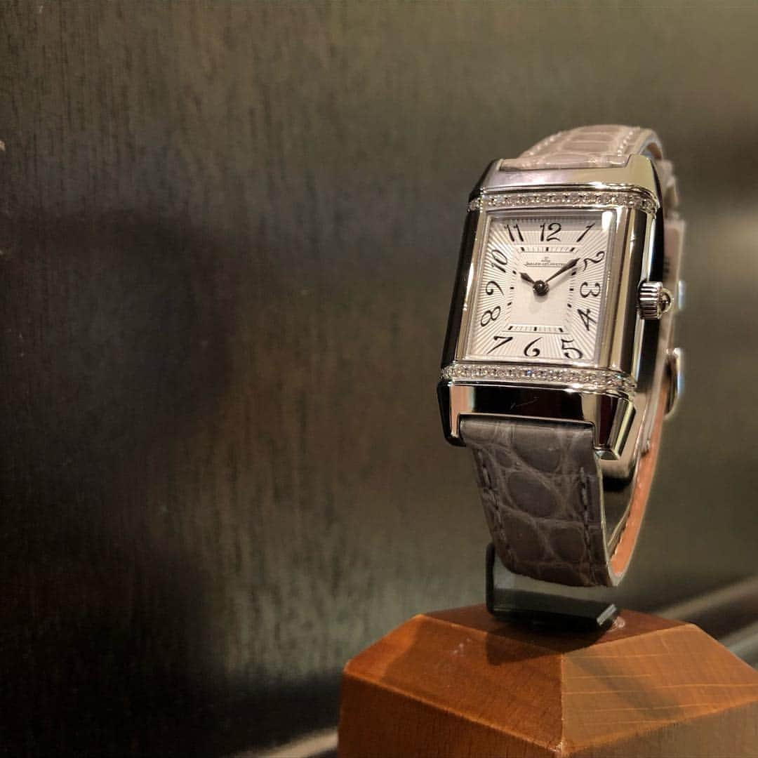 HIROBさんのインスタグラム写真 - (HIROBInstagram)「Antique﻿ Jaeger Le Coultre REVERSO﻿ 1〜3枚目﻿ No.18003890-164730﻿ SS+dis 手巻 非防水﻿﻿ ¥880,000+tax﻿﻿ ﻿﻿ 3〜4枚目﻿ No.18003890-421130﻿ SS+dis Quartz 非防水﻿ ¥680,000+tax﻿ ﻿﻿ 是非店頭でご覧くださいませ。﻿﻿ ﻿﻿ お問合せはこちら﻿﻿ HIROB ルミネ横浜店﻿﻿ TEL045-444-3381﻿﻿ ﻿﻿ #antiquewatch﻿﻿ #jaegarlecoultre﻿ #watch﻿﻿ #antique﻿﻿ #vintage﻿﻿ #fashionista﻿﻿ #instagood﻿﻿ #OOTD﻿﻿ #fashion﻿﻿ #baycrews﻿﻿ #hirob﻿﻿ #アンティーク﻿﻿ #ヴィンテージ﻿﻿ #フォロー﻿﻿ #アンティークロレックス﻿﻿ #ジャガールクルト﻿ #いいね﻿﻿ #時計﻿﻿ #自分への褒美﻿﻿ #ヒロブ﻿﻿ #ベイクルーズ﻿﻿ #ルミネ横浜﻿﻿ #hirob横浜店」4月16日 18時04分 - hirob.jp