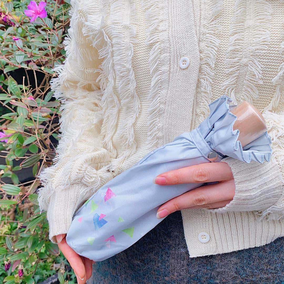 SuperGroupiesさんのインスタグラム写真 - (SuperGroupiesInstagram)「#アイドリッシュセブン より💖💖💖 Re:valeの二人をイメージした折りたたみ傘🌂  百くんと千さんのメンバーカラーが混ざりあった 三角形🔺のデザインが大人っぽくて上品ですね 😉 ⠀⠀⠀⠀⠀ ──────────────────────﻿ ☂️Today’s Item☂️ Idolish7 Collaboration series Re:vale model #傘 / ￥5,800 +tax ※数量限定販売中です。 Only a limited amount available now! ──────────────────────﻿ ⠀⠀ ⠀  #supergroupies #coordinate #anime #japaneseanime #スーパーグルーピーズ #アニメ#アニメコラボ #コラボグッズ #ファッションにアニメを #アイナナ #アニナナ #ナナライ #idolish7 #i7 #Revale #umbrella #折りたたみ傘 #傘 #おしゃれ傘 #オシャレ傘 #可愛い傘 #かわいい傘 #レイングッズ #白ニット #ニットコーデ #チェックスカート #カーディガン」4月16日 18時05分 - supergroupies