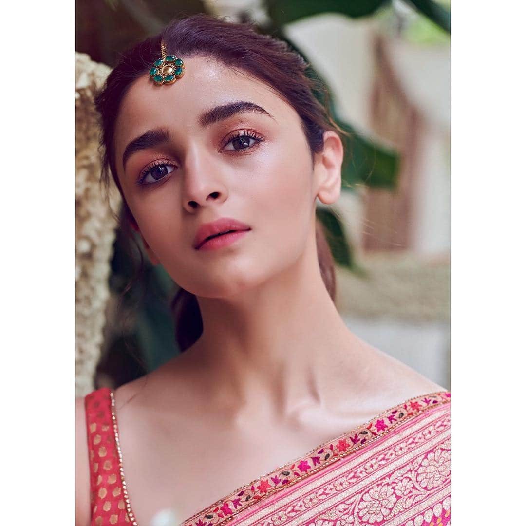 アリア・バットのインスタグラム：「Kal Se Kalank 💜」
