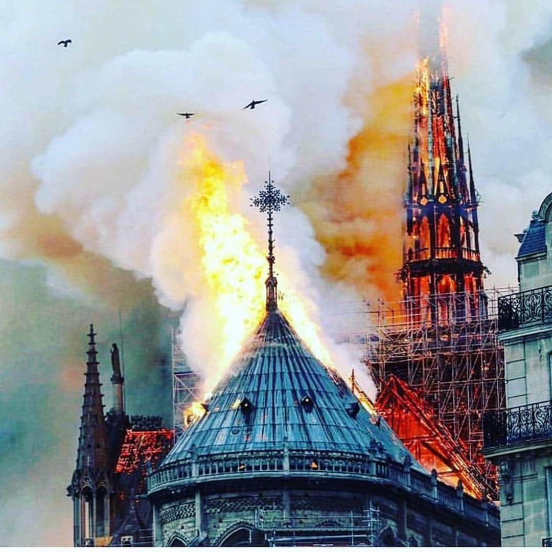 マート・アラスさんのインスタグラム写真 - (マート・アラスInstagram)「Devastating 💔 I was there few weeks ago admiring the architecture and the history of this majestic place ! My heart goes to France #notredame」4月16日 18時09分 - mertalas