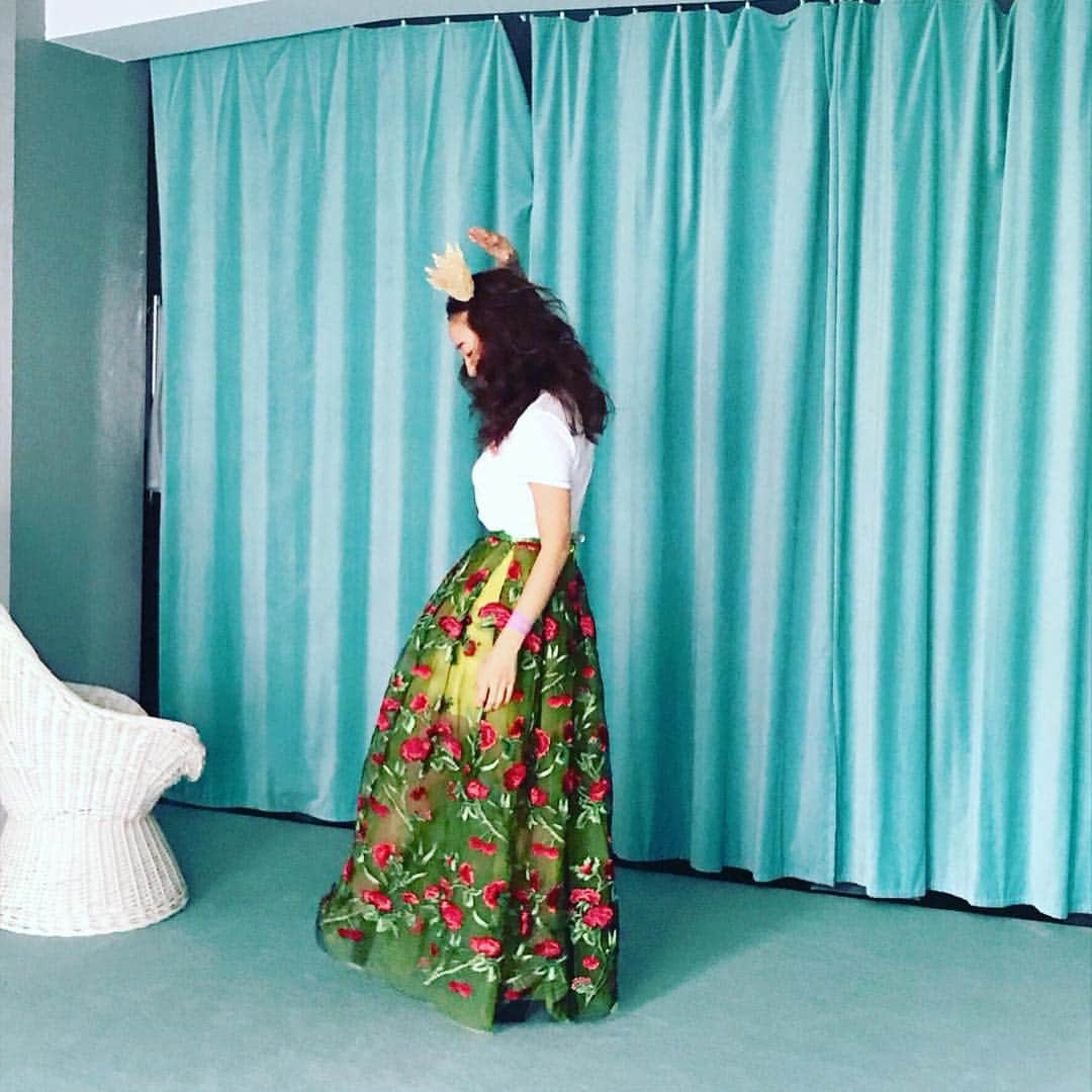 神崎恵さんのインスタグラム写真 - (神崎恵Instagram)「「同じ土俵に立たない」のページ📕 物語のワンシーンのような美しいスカートは @lacouture_toyokitchenstyle  Tシャツは @motherdenim 。 今回の本のテーマが 『童話 』だったので、どの衣装もデザインもその彩りを混ぜながら。 👑の意味はそのページから。」4月16日 18時10分 - megumi_kanzaki