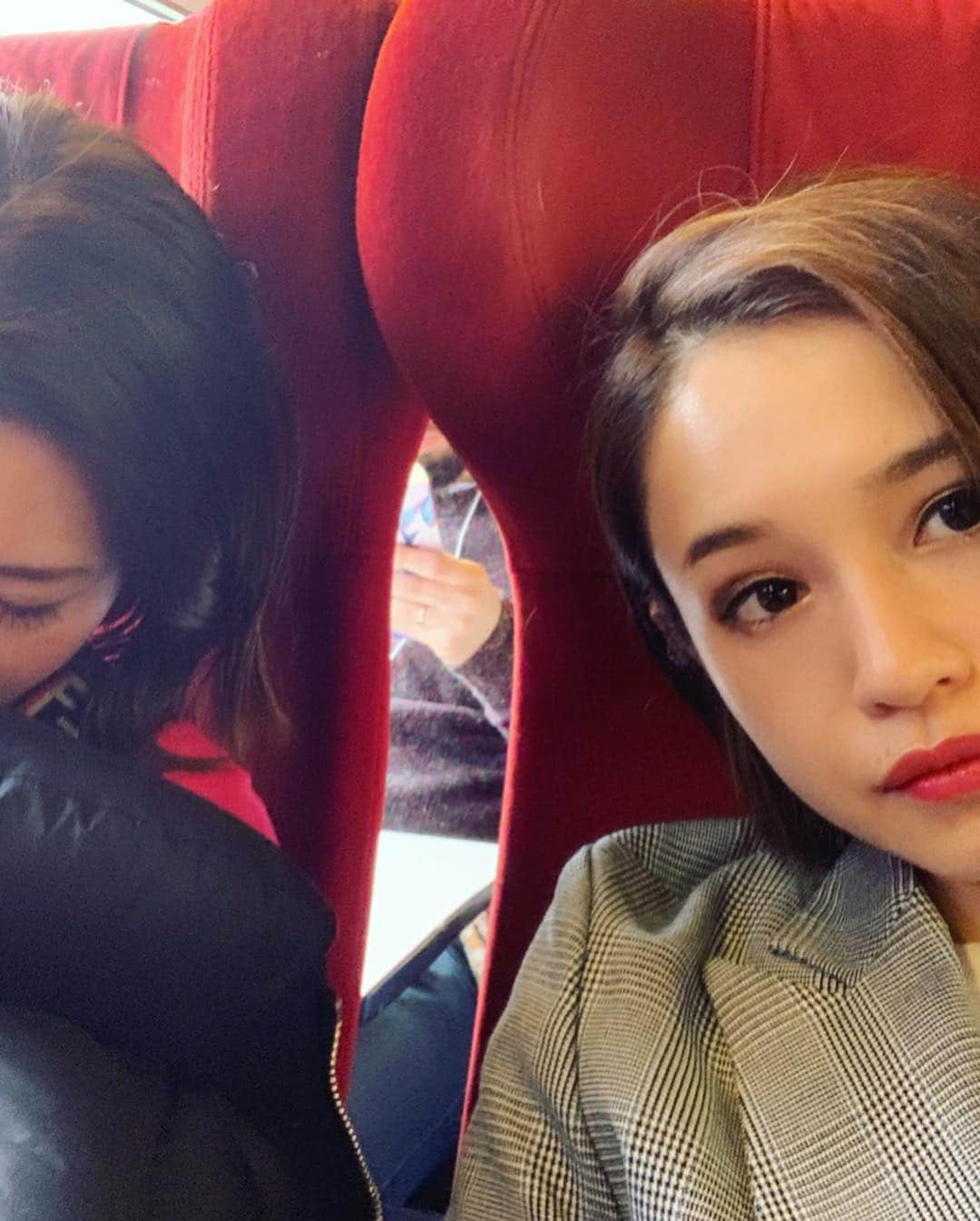 信近エリさんのインスタグラム写真 - (信近エリInstagram)「.﻿ 今回の旅は、Rail Europeに乗ってベルギーへも足を伸ばしました🇧🇪﻿ 1時間半で着くので、時間に余裕がある方にはお勧めです！﻿ ﻿ Grand-Place本当に本当に凄かった！！﻿ サンミッシェル大聖堂も素晴らしかった⛪️﻿ .﻿ .﻿ そして、この度のパリのノートルダム大聖堂の火災、﻿ フランス国民の、また世界中のノータルダム大聖堂を愛する人々の事を思うと、とても心が痛みます。﻿ ノートルダム大聖堂付近のホテルに宿泊していたのですが、とにかく時間が足りなすぎて、次回のウィッシュリストに回してしまった事をとても後悔、、﻿ 何事も次があると思って生きていてはダメなのだと、思い知らされた気がします。﻿ 生まれ変わった美しい姿を見られる事、心から祈っています。﻿ ﻿ Paris&Belgium 5/9」4月16日 18時10分 - nobuchikaeri_official