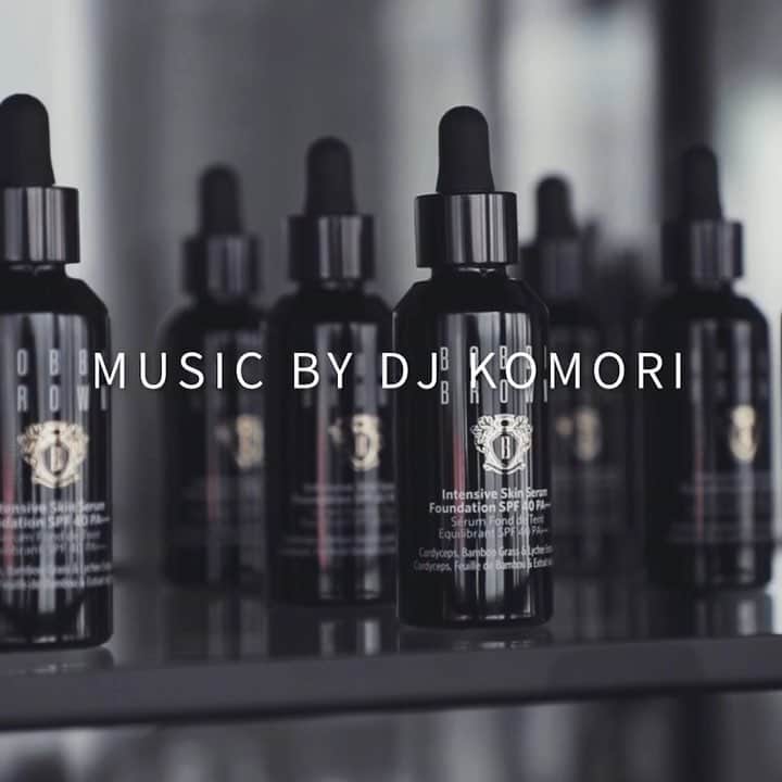 のインスタグラム：「銀座PLUSTOKYOで開催されたBobbi Brownのアニバーサリーパーティー アフタームービーが公開されました✨  Music : DJ KOMORI - Vacation ft. Jessica Sanchez  #repost @bobbibrownjapan ・・・ 【インテンシブ スキン セラム ファンデーション 4th Anniversary Party】 . ボビイ ブラウンを代表するベストセラーアイテム #インテンシブスキンセラムファンデーション が発売から4年。アニバーサリーパーティを開催しました！ . 世界三大漢方の一つ''冬虫夏草''の成分を配合し、究極の #美容液ファンデーション として愛されカラー(シェード)も全13色と豊富。 . ボビイ ブラウンは創業当初から世界中の全ての人の肌色にぴったりマッチし肌なじみの良さを追求したファンデーション作りを行なっています。 . アンダートーン(本来の肌色)とサーフェイストーン(肌表面の色)、インテンシティ(色の明度)この3つの組み合わせを考慮し、その人の肌色にぴったり合ったファンデーションカラーを見つけ出します。 . まるで素肌のように軽く、スキンケア効果の高い #美容液ファンデ のシェードチェックは、是非お近くのボビイ ブラウン メイクアップアーティストへご相談ください☺️ . ／／／Special Thanks／／／ Movie by Yui Tomoaki ( @tomoaki_yui ) Music by DJ KOMORI ( @djkomori ) . #serumfoundation #intensiveskinserumfoundation #bobbibrown #ボビイブラウン」