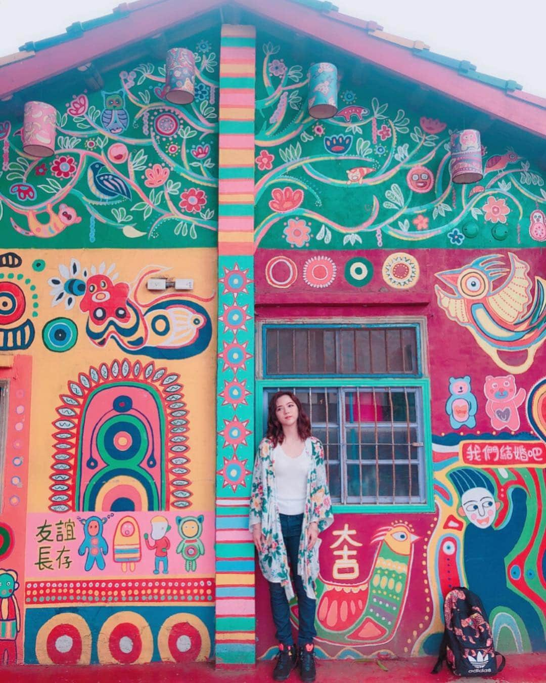 相知明日香さんのインスタグラム写真 - (相知明日香Instagram)「..🇹🇼.. Finally I could come to the Rainbow Village🌈 . 我去了彩虹村！五光十色太棒了👏🏻🌟 . ずっと気になっていた台中の彩虹村にも行ってみました🌈 90歳のおじいさんが一人で書き上げたんだって。 とっても可愛いカラフルな世界でした〜🤩❣️ . #あすかの旅スタinTaiwan #1dayTriptoTaichung #Taichung #Taipei#Taiwan#Travel#Traveler#violinist#artist#love#happy#musician#instatravel#selfie#street#相知明日香#旅するヴァイオリニスト#ヴァイオリン#旅#旅行#台湾#台北#台湾旅行#我愛台灣#台中#彩虹村#🌈」4月16日 18時22分 - asukalohappy