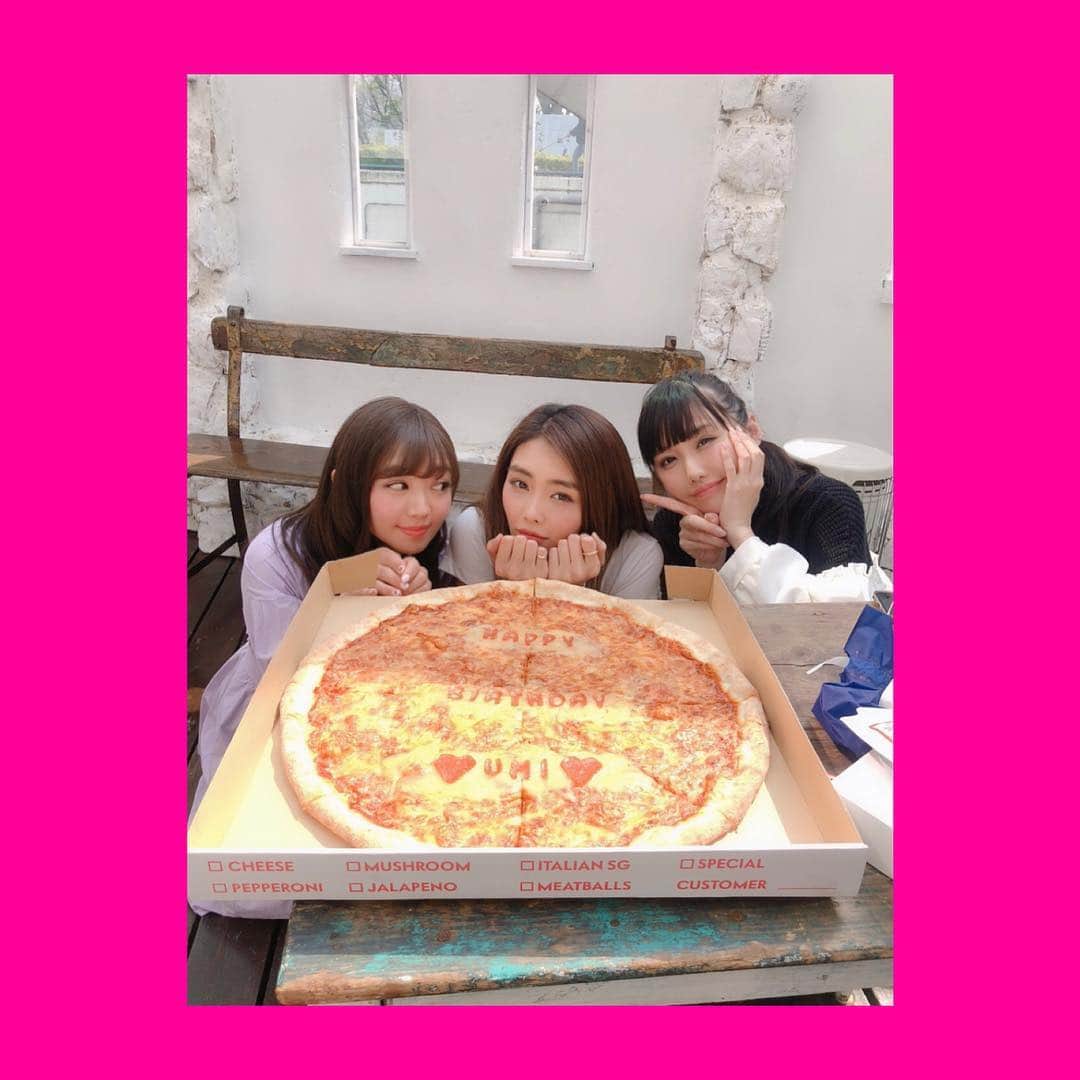 成田梨紗さんのインスタグラム写真 - (成田梨紗Instagram)「ピザぴざpizza🍕﻿ こんなおっっっきなピザはじめて見たよ〜🍕🍕﻿ ﻿ 同い年に見えないうみちゃんの撮影会にピザの配達してサプライズ乱入しました🍕🍕🍕﻿ ﻿ #pizzaslice #pizza #birthdaypizza #instafood #お腹すく」4月16日 18時23分 - narita_risa