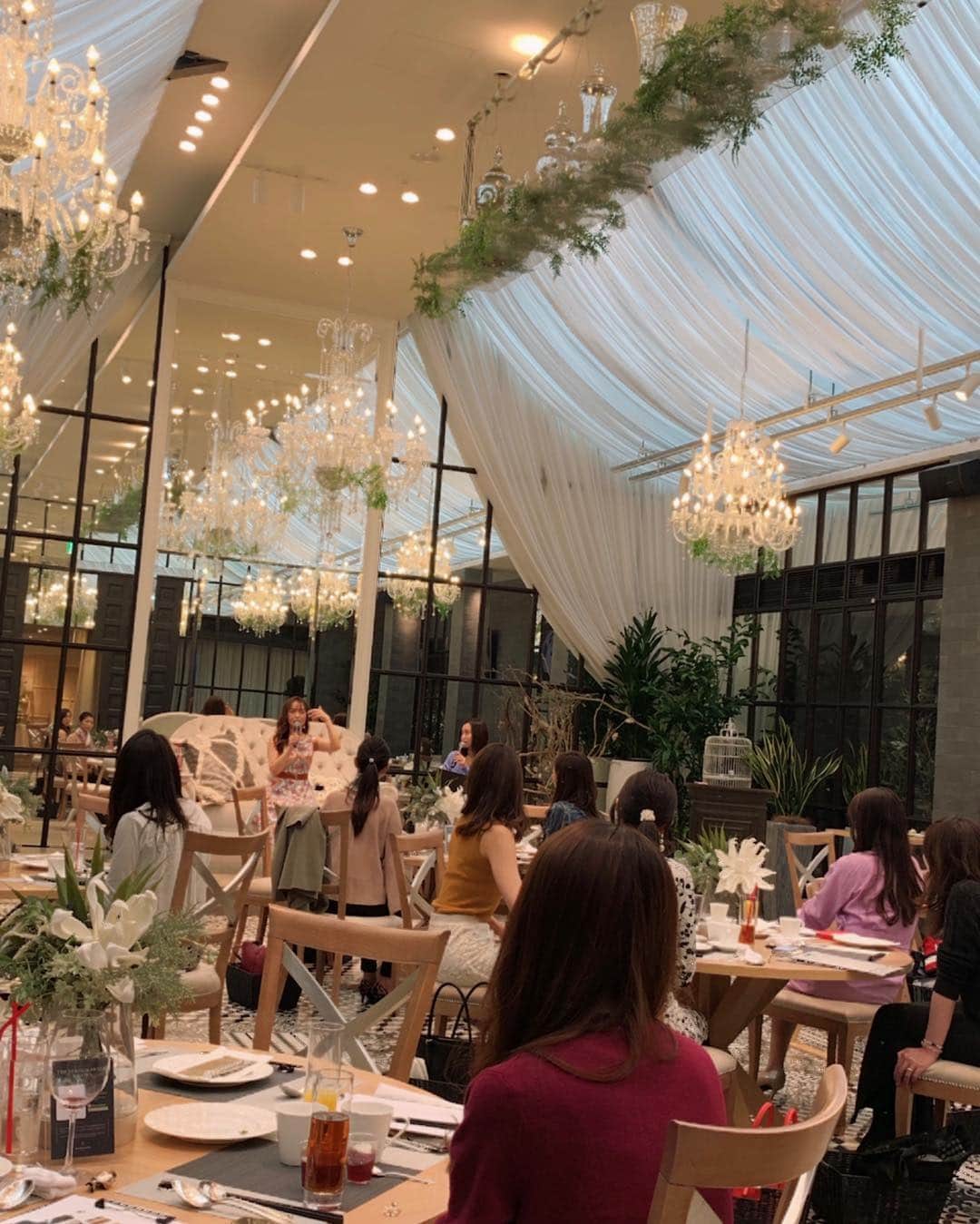 板橋瑠美さんのインスタグラム写真 - (板橋瑠美Instagram)「Nagoya jack Day 4.14♡ ・ 昼と、夜二会場でゲストに お招きいただきました！ ・ 7年ぶりの名古屋上陸◟̊◞̊ ◟́◞̀ ◟̆◞̆ ・ ・ 昼→ 💓名古屋BIG女子会💓 ・ @strings_nagoya  さんにて、 ・ 超ーーー✨ 素敵な会場と♡ 素敵な女性の皆様の前で、 トークショーをさせていただきました❤️ ・ 中学から大ファンって方がたくさんいて下さったり、 石川県からわざわざお越し下さる方が居たり、 インスタから見てくれて来てくださった方が居たり、 ・ 本当に本当に本当に 嬉しかったーー😭💓 ・ ファンの方が居てくださること、 改めて感謝感謝です😫 ・ そして私の経験を通して、 一人でも多くの方を 笑顔にするのが 自分の本望だと思ってます。 ・ たくさんの自虐な話をしましたよ((((･´ω`･)))) ここに来てくださった方の内緒です❤️ww ・ でも、本当に、 素敵な時間を過ごさせてもらえて、幸せでした！！ ・ BIG女子会第2回目も是非参加したいな💓 ・ ・ ・ ・ 夜→ ✨平成最後のパラパラNight✨ ・ パラパラは、昨年からお仕事が急に増えました^_^ ・ でも地方のクラブのゲストは、 21歳になる手前に、 妊娠9ヶ月頭に産前最後の仕事で行った、 福岡と山口のゲスト以来なので、 かれこれ10年ぶり❣️！ ・ 会場は、名古屋で大人気の @club_sango ✨ ・ 今どきパラパラ…じゃなく、 今こそパラパラっしょ❤️！ ・ 名古屋の皆様、 とてもノリが良くて最高でした！💓 ・ 本当昔からの大ファンという方がたくさん集まってくれて 10年のブランクがありますが 皆さんとても良い反応してくれて 嬉しすぎました(＊´ω｀＊)” ・ 第五次ブーム活動、私は頑張ります！！✨ ・ 名古屋の皆さん、本当にありがとうございました😊😊 ・ ひつまぶしも味噌カツも食べて、 手羽先もお土産買って、 大満足の名古屋でした💓 ・ ・ 今回来れなかった方から 会いたかったー！って たくさんDMを頂けました◟̊◞̊ ◟́◞̀ ◟̆◞̆ ・ 次回は、お会いしましょうね💜 ・ ・ ありがとう！名古屋ー！大好きです！❤️ ・ ・ ・ ・ ・ #Nagoya #名古屋 #名古屋BIG女子会 #ストリングスホテル名古屋  #クラブサンゴ #clubsango #parapara #パラパラ #第五次ブーム  #パラパラ第五次ブーム #ルミリンゴ #ルミリンゴパラパラ第五次ブーム  #Rumi」4月16日 18時15分 - rumi_official_0616