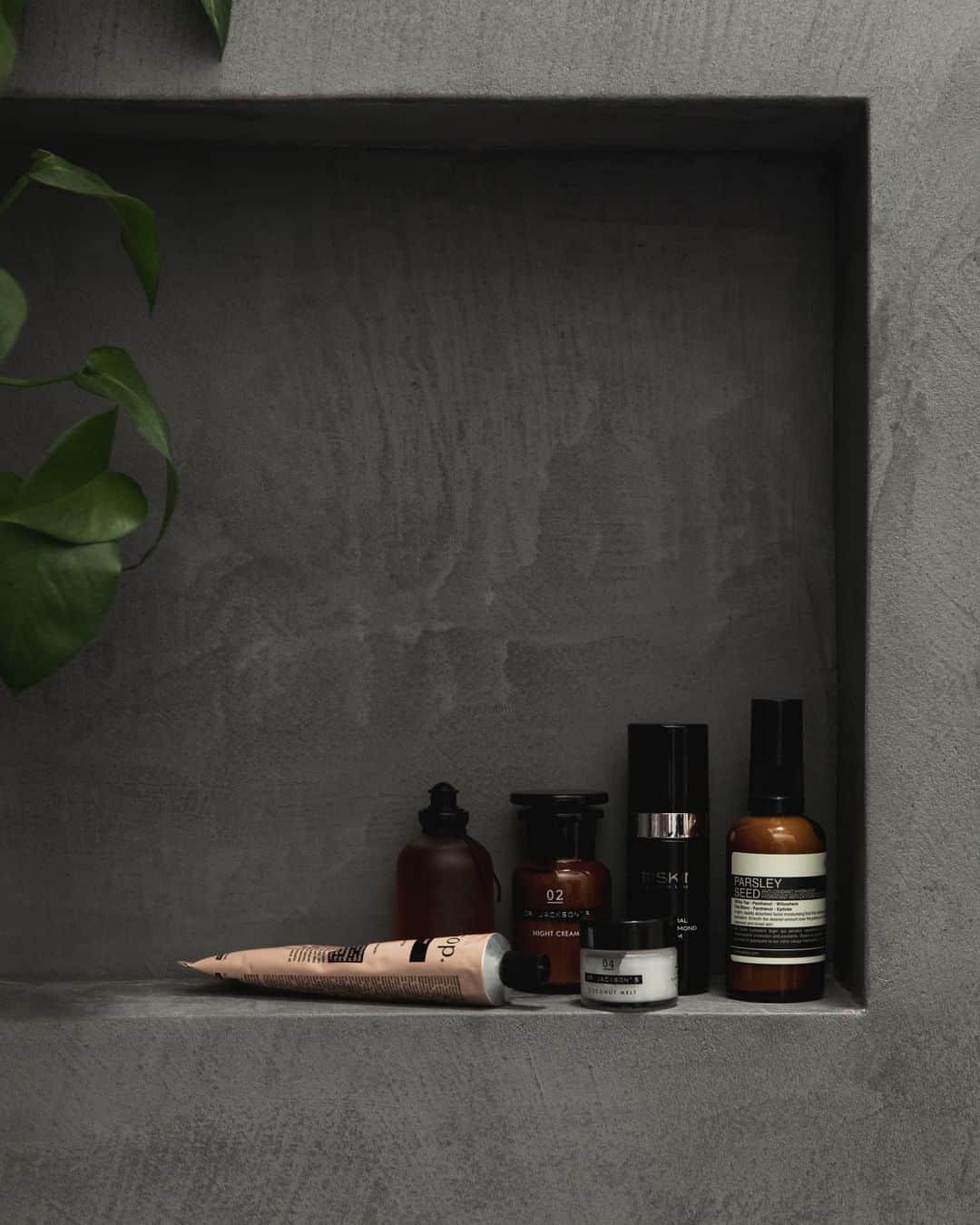 MR PORTERのインスタグラム：「Want to have a look in our grooming cabinets? Well, you're in luck. Today on The Daily, the team pick the grooming products they are switching in for spring. ⁣@aesopskincare @drjacksonuk - 🔗Head to the link in bio to read more. ⁣#MRPORTER⁣」