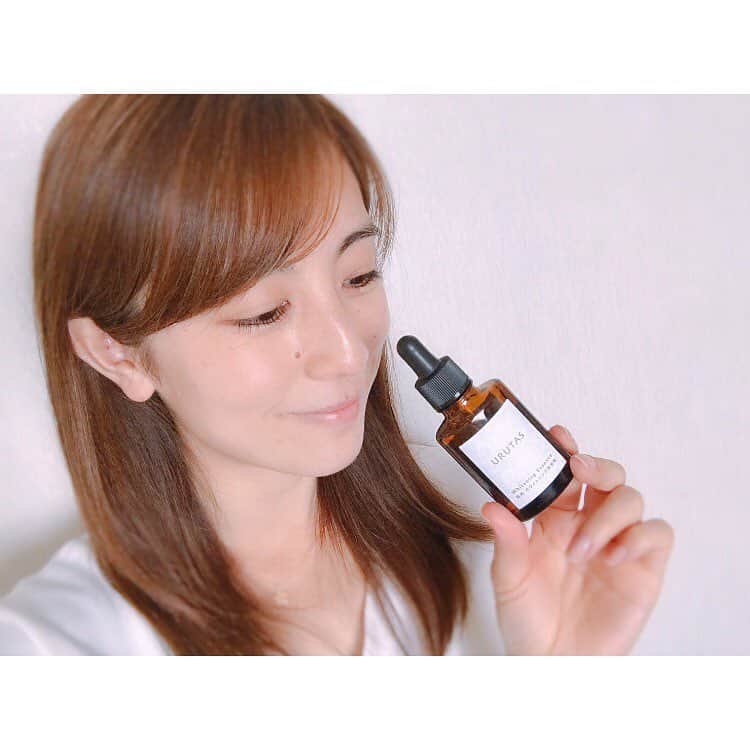 のインスタグラム：「♡ * 最近珍しくニキビができていて、 スキンケアに「URUTAS」の 薬用Ｗホワイトニング美容液を追加♡ * 肌になじませると、美容成分がすーっと入って、 浸透力がすごい！！ * ベタベタしないので、夜のスキンケアだけでなくメイク前にも使っていますが、日中もお肌がつっぱることなく潤っていて、いい感じ♡ * これからますます紫外線が気になってくるので、 美白ケアとしても取り入れていきたいです◡̈⃝ * * #URUTAS  #ウルタス #美容液 #美白 #シミ #ソバカス #ニキビ #ニキビ予防 #アンチエイジング#ほうれい線 #小じわ #保湿クリーム #美活 #コスメ好きさんと繋がりたい #クレンジングバーム」