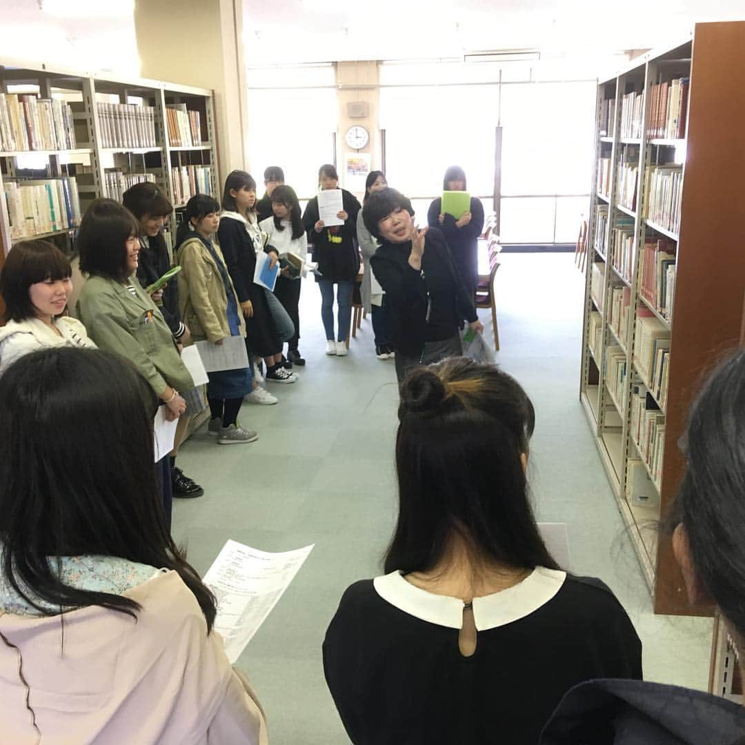 福岡女子短期大学さんのインスタグラム写真 - (福岡女子短期大学Instagram)「@文化教養学科 . 文化教養学科1年生は「プレゼミ1🔰」の講義の一環🌱で、図書館オリエンテーションを実施しました📚 . 福女短は所蔵数約13万冊で5階建の図書館で本好きの学生は興味津々🎀 . これから2年間文学や司書資格の勉強🚪に図書館を活用してくださいね✨ . #福岡女子短期大学 #福女短 #福岡 #女子短 #図書館　#福岡女子短期大学図書館 #司書の卵 #国語の先生 #本好き #本が好き #本が大好き #本が好きな人と繋がりたい　#図書館好きな人と繋がりたい #福岡女子短期大学図書館 #文化教養学科 #福岡女子短期大学文化教養学科 #短大生 #女子大生 #学校　#福岡の女子短期大学 #読書記録　#読書垢　#読書　#文学　#文学大好き　#文学好きな人と繋がりたい . ========[ 資料請求 ]======== ． 新しい福岡女子短期大学の資料請求（2020大学案内）を無料送付中です。本学ホームページからお気軽に申し込みください。 . 子ども学科/健康栄養学科 音楽科/文化教養学科 ． 福岡女子短期大学 住所：‪福岡県太宰府市五条四丁目16番1号‬ tel：‪092-922-4034‬（代表）」4月16日 18時20分 - fukuoka_wjc