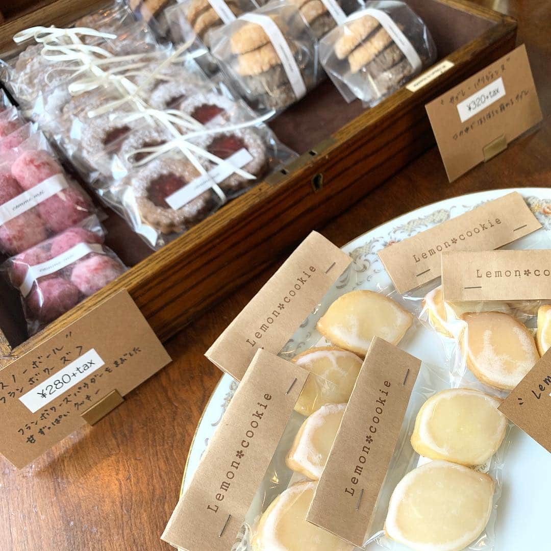 SPARAさんのインスタグラム写真 - (SPARAInstagram)「今日OPENのカヌレと焼き菓子のお店 @commemoi_cannele さんに行ってきました♡ センスのいい店内やディスプレイ、可愛らしいお菓子♡ コムモアさんは次回5月19日（日）に開催するBARN MARKET @barn_market にご出店下さいますので磐田の皆様も是非お楽しみに♡♡♡ カヌレと焼き菓子の店　コムモア 浜松市中区八幡町126ｰ8(八幡宮裏)  @commemoi_cannele」4月16日 18時32分 - spara_aco