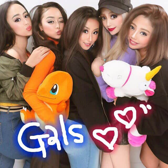 yui kimuraのインスタグラム：「PURIKURA❤️🧡💛💚💜 ． もう気づいたらこの日から一週間も 経ってたことにびびる👶🏼💮はやい👶🏼💮 ． みんなかわゆい🚴🏽‍♀️早くこの会開催したい🦕笑 ． てかもおすぐ鬼の通し9連勤がやってくる☺️コワイ☺️☺️💞💞💞💞💞 ． #プリント倶楽部#みんなで良いってなった1枚#だいすきがとまらない#👅 #gals#purikura#girl#happy#love#followme#me#instahappy#instagood#プリクラ#ギャル#💞」