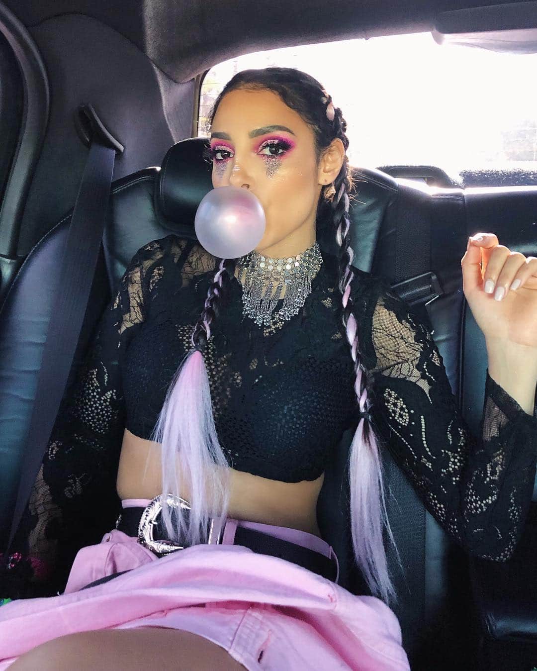 sananasのインスタグラム：「🍭🍬🦄 PAF !  __ #Coachella #Coachella2019 #NyxCosmetics #NyxcosmeticsFrance」