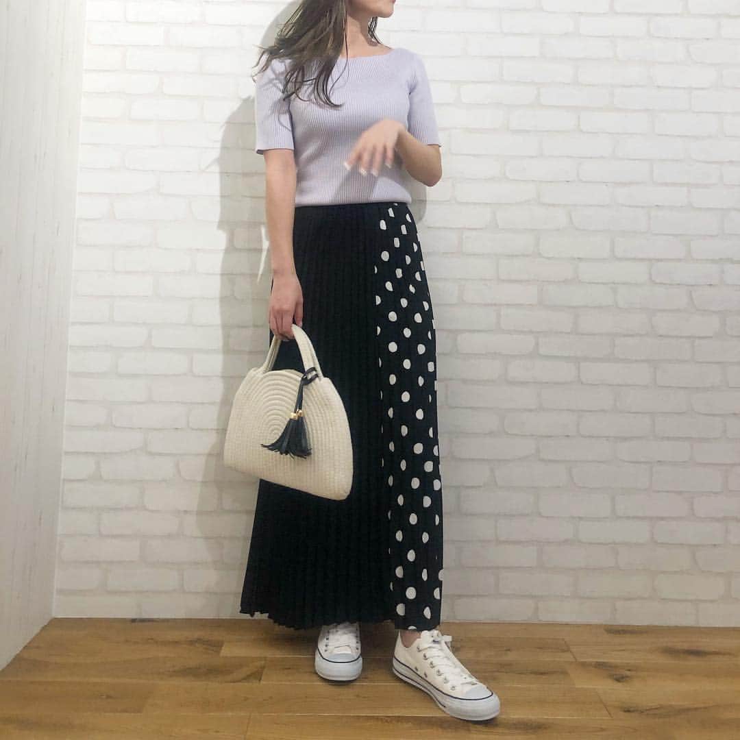 神戸レタス/Wowma店のインスタグラム：「4/16 本日最終日🚨今、最も売れてる春夏SHOESがセール👡×さらに、2点以上で10%OFF😙💓 . . 今すぐ神戸レタスWowma!店へGO🏃‍♀️ －－－－－－－－－－－－－－－－－－ . 今週の売れ筋アイテムをご紹介🍋 . . #トップス 【C3147】 ¥ 1,590 size:オフショル col:ラベンダー . #スカート 【M2456】 ¥ 2,490 col:ドットBk×ムジBk . #バッグ 【B1237】 ¥ 2,790 col:アイボリー . #シューズ 【I1666】 ¥ 6,480 size:5.5インチ(24.5cm) col:ローカットホワイト . . 通販サイトは、プロフィールURLから飛んで下さい💗 プロフィールからリンクに飛べない場合は「神戸レタス wowma!」「神戸レタス au」で検索してみてください♪商品はサイト内でID検索できます🐶🔍 . #神戸レタス#kobelettuce#プリーツスカート#ドット#プチプラコーデ#プチプラ#韓国ファッション#ゆったり#体型カバー#春服#春コーデ#コンバース#今日の服#今日のコーデ#コーディネート#ファッション#ママコーデ#ママリ#ママファッション#しまむら#ザラ#韓国#インスタ映え#お洒落さんと繋がりたい#写真好きな人と繋がりたい#写真を撮るのが好きな人と繋がりたい」