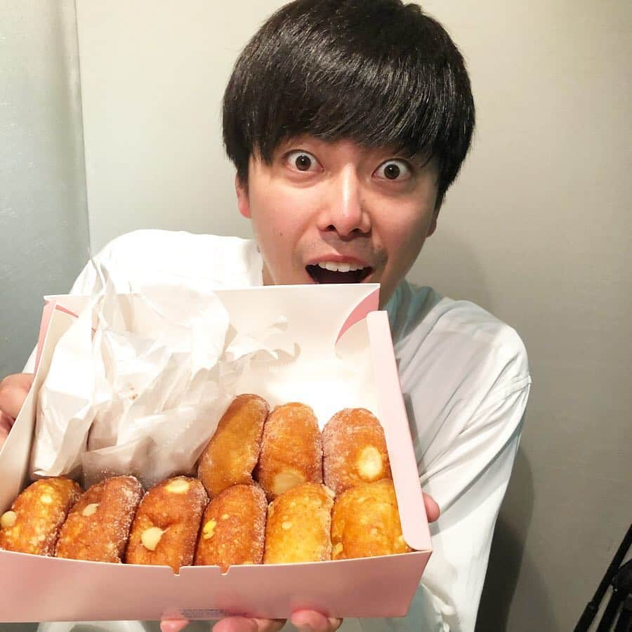 西村真二さんのインスタグラム写真 - (西村真二Instagram)「食べる派？持つ派？🍩 #ABCラジオ #毎週日曜あさ8時40分から放送 #楽しくお出かけどこ行こラジオ #どこラジ #みなさん是非聴いてください #久保田まや  #ラフレクラン #西村真二」4月16日 18時28分 - shinji_nishimura0630