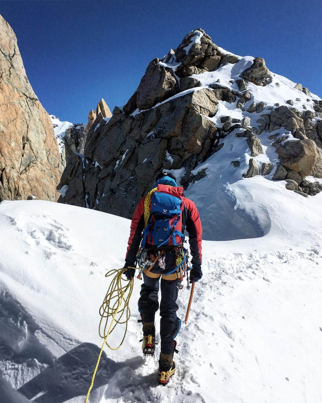 ミレーさんのインスタグラム写真 - (ミレーInstagram)「A nice bluebird day spent on one of the Chamonix classics for @adriencolleur 📷 @romainmahaut  #MilletRiseUp #alpinisme #alpinismo #alpinism #mountaineering #mountains #mountaineer #chamonix #chamonixmontblanc」4月16日 18時36分 - millet_mountain