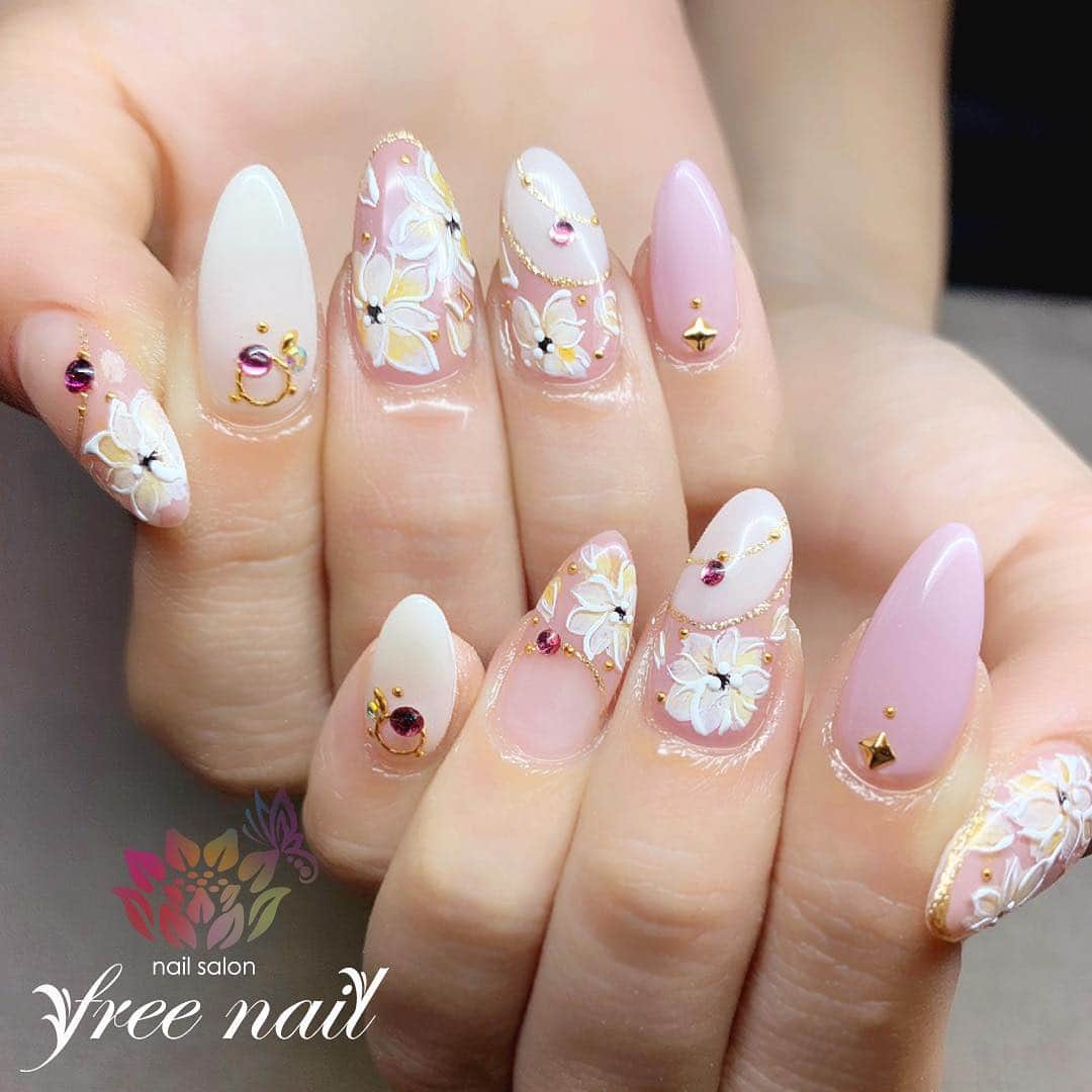 free nail フリーネイルのインスタグラム：「. お客様ネイル💅🏻🌸✨ . キラキラフラワーネイル🌸🌼✨ . 流れるような花びらが幸運を運んできますように😌🍀✨ . ご来店ありがとうございました🙇🏻‍♀️🙇🏻‍♀️🙇🏻‍♀️💗 . #ネイル #フリーネイル #ネイルアート #ジェルネイル #ネイルサロン #大阪ネイルサロン #ネイルデザイン #ネイルチェンジ #フラワーネイル #手書きアート #ストーンネイル #ラメネイル #ピンクネイル #乳白色ネイル #デザインネイル #シンプルネイル #トレンドネイル #モテネイル #春ネイル #スプリングネイル #美甲 #日式美甲 #springnails #nailsart #nailsalon #nailsdid #newnails #newnail #freenail」