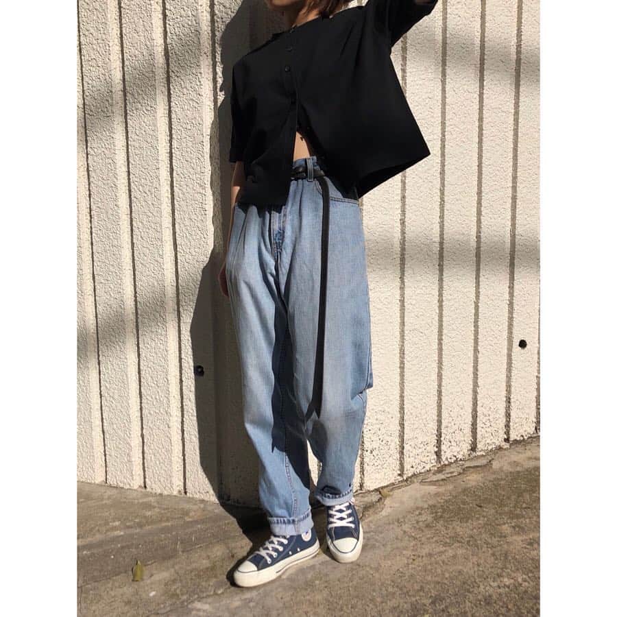 MINELALのインスタグラム：「【New Item】 #MINELAL 19Spring/Summer . ＊Button short T-shirts . センターのボタンが特徴的なカットソー。 綿100%でとても丈夫な素材です。 デニムでカジュアルにまとめつつ下のボタンを外して肌をチラ見せした女性らしさが垣間見えるスタイリングがおすすめです。 タックインしてすっきりした印象にするのも◎ . Color:Black . . . MINELAL ONLINEへはプロフィールから☝️ . MINELAL ONLINE では新規会員登録をして下 さった方全員に500pointをプレゼントしております‼️ 商品を少しでも安く手に入れるチャンスですので、 この機会に是非ご登録下さいませ🎁」