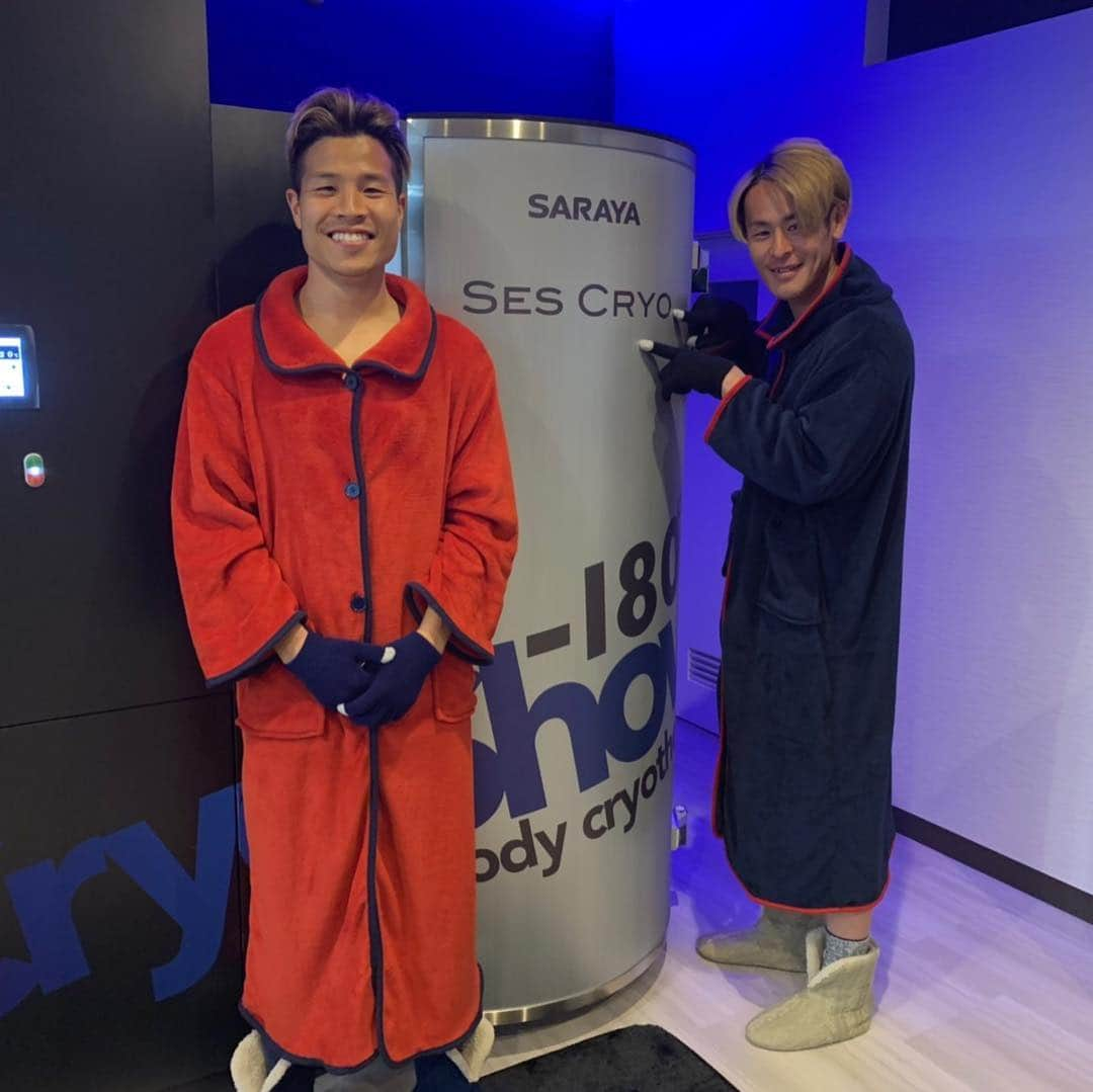 村山智彦さんのインスタグラム写真 - (村山智彦Instagram)「ㅤㅤㅤㅤㅤㅤㅤㅤㅤㅤㅤㅤㅤ Whole Body Cryotherapy：WBC（全身性低温療法）は、世界のトップアスリートやハリウッドスターたちの間で活用されはじめたリカバリーの手法です。最高でも3分間、液体窒素を利用して-120℃～-196℃の超低温になったキャビン内に入り、全身を冷やすことで身体反応を引き起こし回復力を高めます。  ㅤㅤㅤㅤㅤㅤㅤㅤㅤㅤㅤㅤㅤ  初体験させていただきました！ @sescryo  さんありがとうございました！  #クライオセラピー #Cryotherapy #松本市 #こんな素晴らしいものが #松本市にあるなんて #感謝感激 #気になった方は是非 #この装置 #すんごいんだから #with永井龍 #体力回復ですっ💪🏼💪🏼💪🏼」4月16日 18時43分 - tomohiko_murayama