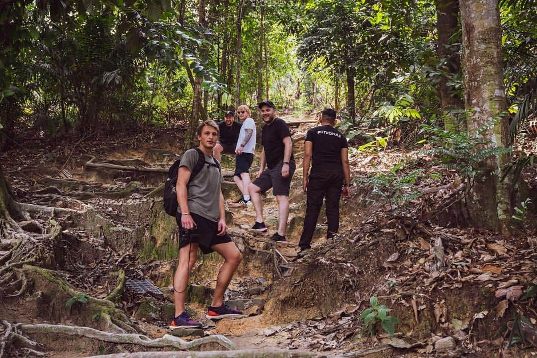 エド・シーランさんのインスタグラム写真 - (エド・シーランInstagram)「Went for a hike in KL coz I’m grown up now #greenjuice #lolnotreally #beer4lyfe 📸 @zakarywalters」4月16日 18時44分 - teddysphotos