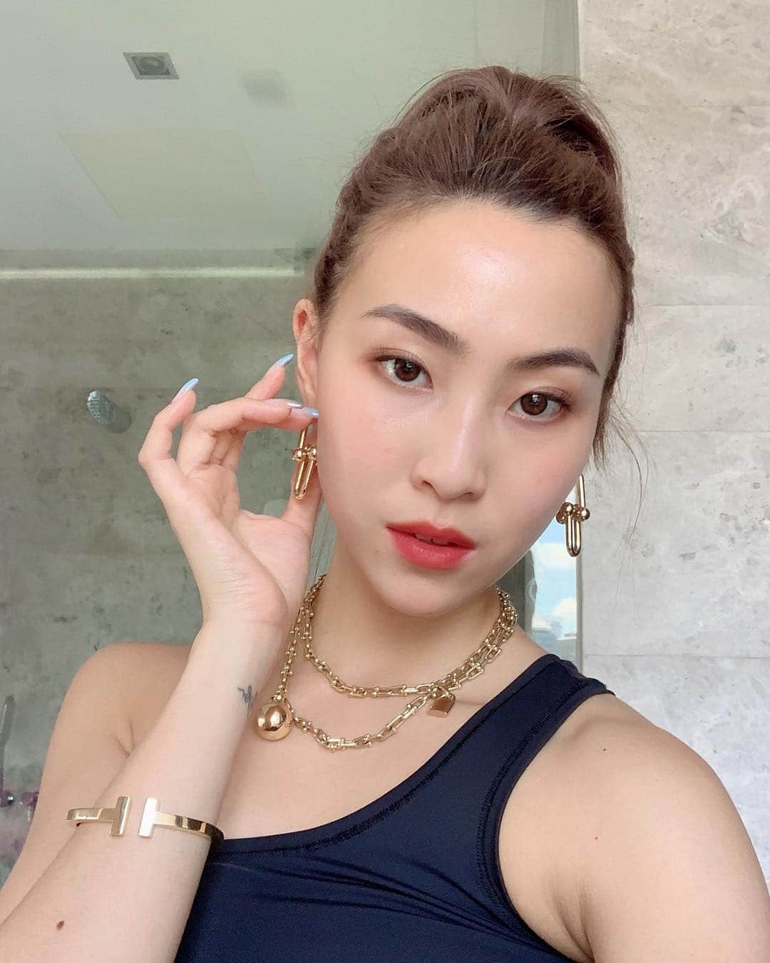 ソニアのインスタグラム：「🌝🌝🌝 @tiffanyandco #tiffanyt #tiffanyhardwear #golddrip」