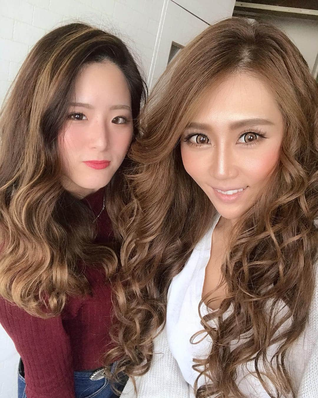 芹澤明日香さんのインスタグラム写真 - (芹澤明日香Instagram)「. . ヘアメイク担当してくれた @riona2580 ちゃん💕 イメージだけ伝えてお任せにしたら素敵な仕上がりに😘 長時間の撮影なのも考えてくれつつ素早く巻いてくれて 本当にありがとうございました🧡🧡🧡 ヘアメイクの仕上がりでその日その時の撮影の テンション違うもんね😽❤️ . @hairmakesaloncharmer . . #hairstyle #hairmake #longhair #momlife #sexymom #makeup #girlsmom #shooting  #ヘアメイク #巻き髪 #ロングヘア #大阪 #ヘアメイクサロン #撮影 #모델 #데리룩 #팔로우 #엄마 #데일리룩」4月16日 18時47分 - 1219asuka