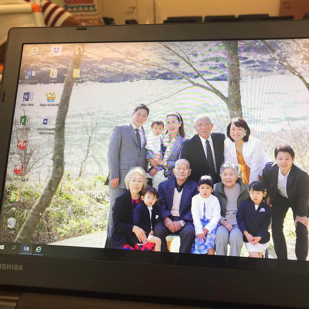 伊藤孝恵さんのインスタグラム写真 - (伊藤孝恵Instagram)「議員会館のパソコンは反応が遅い。どの位遅いかというと「いーち、にーい、さーん…」と心の中で10まで数えないと立ち上がらないレベル。その間ずーっとおじいちゃんと目があう。そして思い出す。おじいちゃんが私に向かって言った最期のことば「だいじょうぶ！」 そうだね、大丈夫！今朝も自分に言い聞かせて、行ってきます！」4月16日 9時49分 - itotakae