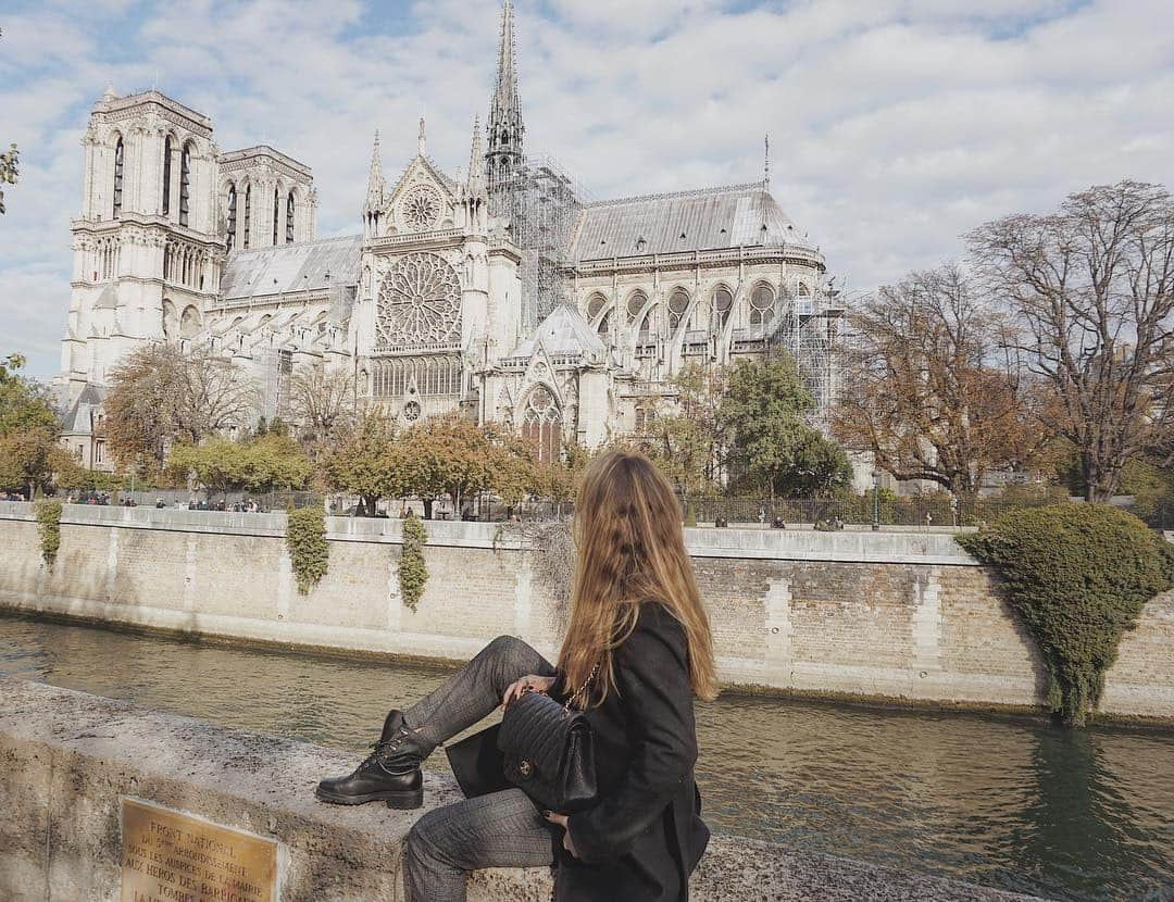 ベレン・モゾさんのインスタグラム写真 - (ベレン・モゾInstagram)「Different tears were shed months ago when I stood in front of her.  #notredame 💔 A warm thank to those important people around the world pledging to fund the Cathedral reconstruction. 🙏🏻 ——————— Fueron otras lágrimas las que se me escaparon meses atrás  cuando paseaba enfrente de ella. Fuerza para el pueblo francés.」4月16日 9時51分 - belenmozo