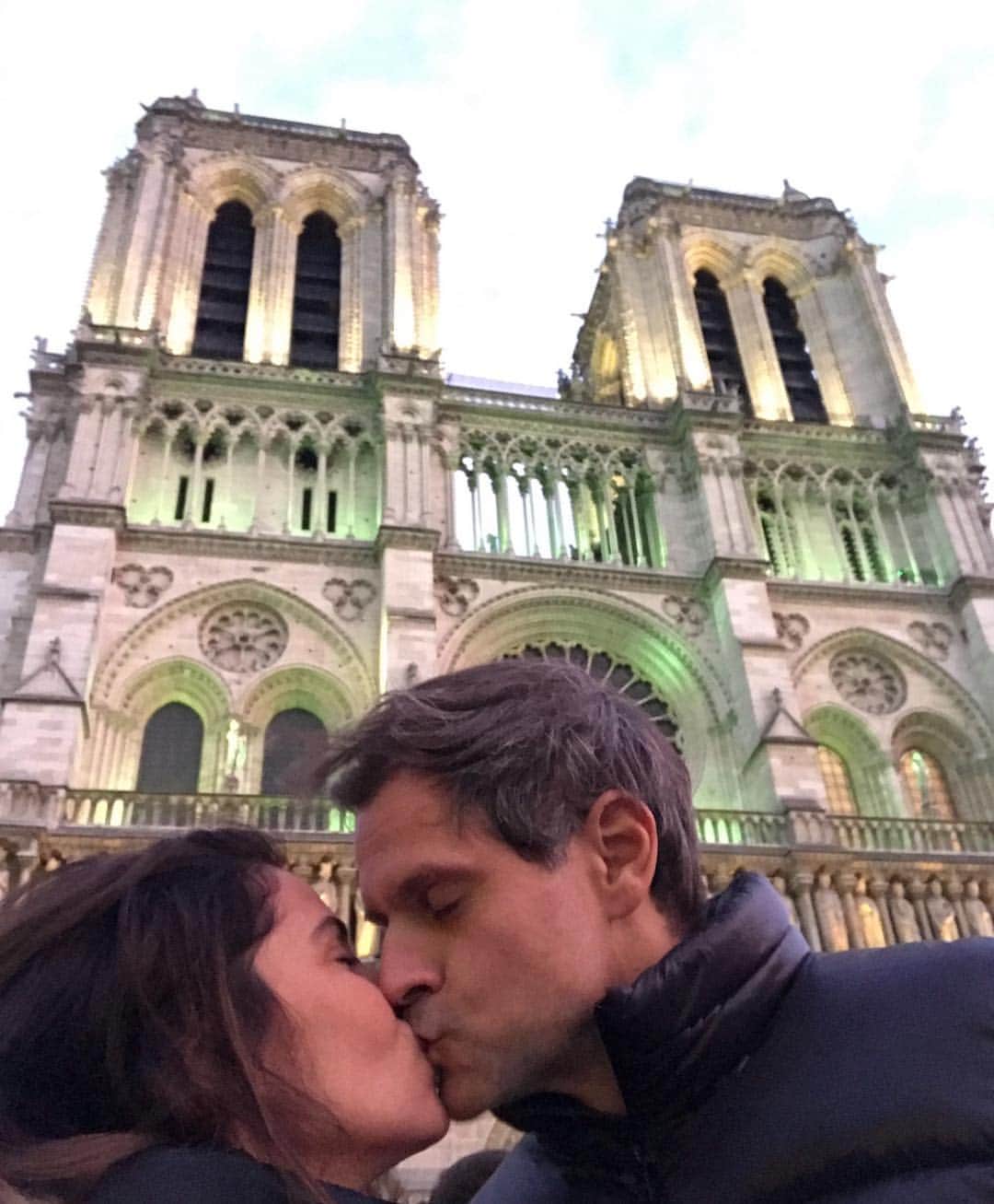 Giovanna Antonelliのインスタグラム：「#cathedralenotredamedeparis minha última vez ali ... vivi tanto amor em família e amigos.  É tanta história, orações, Fé,agradecimentos !!!! Que o povo Frances possa sentir todo amor que estamos mentalizando, de todo canto do mundo!!! ⛪」
