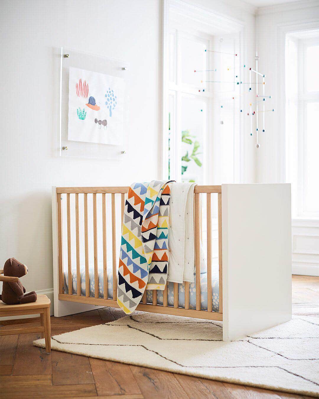 west elmさんのインスタグラム写真 - (west elmInstagram)「TFW the convertible you've got your eye on is a crib. 😉 Our new Layton Crib keeps up as they grow up, easily converting to a toddler bed when they're ready. #kidsroom #moderncribs #westelmxpbk #kidsfurniture #greenguardcertified #convertiblecrib #modernnursery」4月16日 10時04分 - westelm