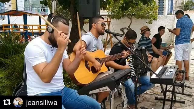 のインスタグラム：「​Could this be a street performance? You gotta love this tightly knit group with a compact setup playin' their cozy, at home gig. #Repost @jeansillwa with @get_repost ・・・ Dia de Som 😁 🎙️@pedrinhunascimento 🎹@pedro_anderson_santos . . . . . . . . . . . . #diadesom #aovivoeacores #musicaaovivo #sertanejo #music #roland_brasil #rolandspotlight #rolandvdrums #rolandspdsx #rolandspdsxsamplingpad #drums #batera #drumlife #pocketshow @roland_us @roland_uk @roland_aus @rolandcanada @roland_brasil」