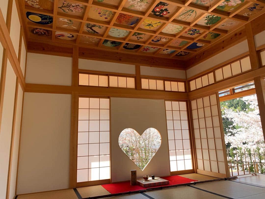 忍成修吾さんのインスタグラム写真 - (忍成修吾Instagram)「猪目窓❤️ とても良い雰囲気でした‼️ご本蔵、十一面観世音というのも好きです。 また四季折々の景色を見てみたいと思いました‼️ 久々に上賀茂神社にも御参拝⛩」4月16日 9時59分 - shugo_oshinari