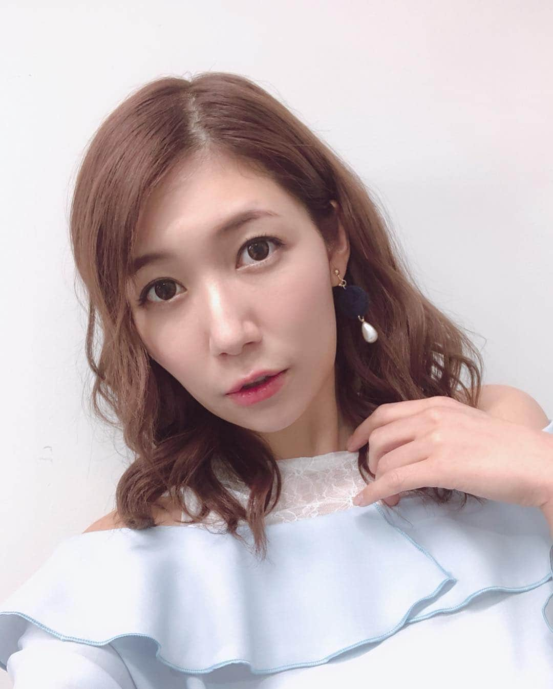 穂川果音さんのインスタグラム写真 - (穂川果音Instagram)「おはようございます♡ 今日のヘアスタイルは、巻きおろしスタイルです♡  #アベプラ #abematv  #weather #weatherforecast #気象予報士 #穂川果音 #instastyle #instahair  #ヘアアレンジ #巻き髪 #hair #hairstyle #hairarrange #ほかのん #hairstyles #イヤリング #hairstyling #おしゃれ #ニット #春コーデ #ダウンスタイル #ゆる巻き #巻き髪」4月16日 10時01分 - hokawakanonn