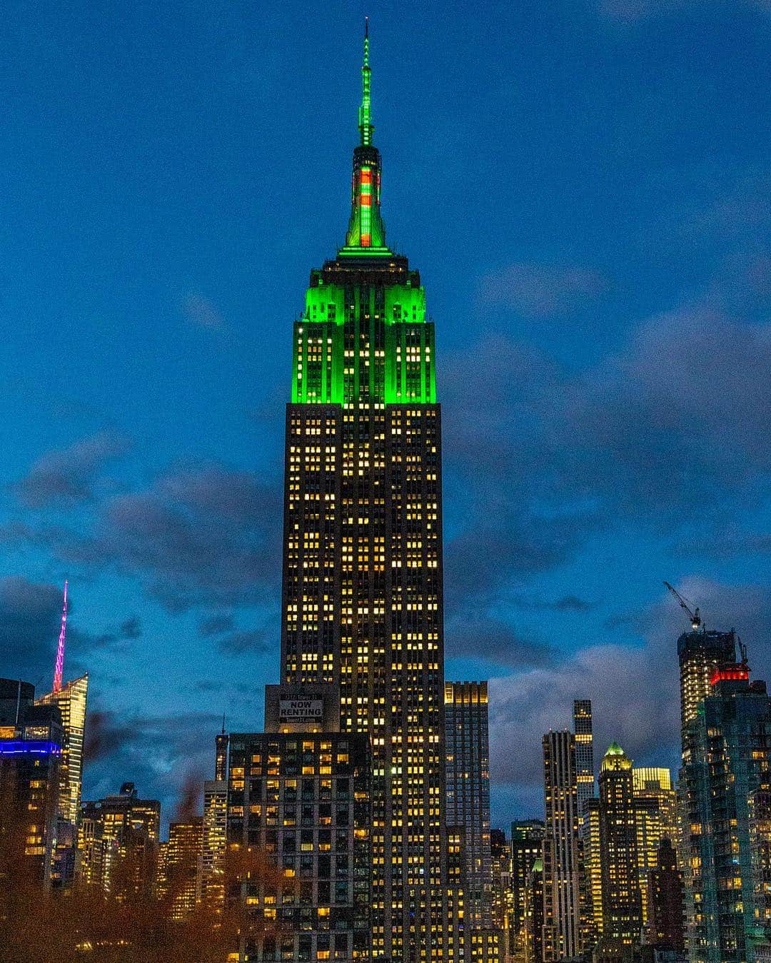 PGA TOURさんのインスタグラム写真 - (PGA TOURInstagram)「The Empire State Building sports a green jacket to celebrate @tigerwoods’ 5th Masters title. 🏆🐅 #LiveUnderPar」4月16日 10時10分 - pgatour