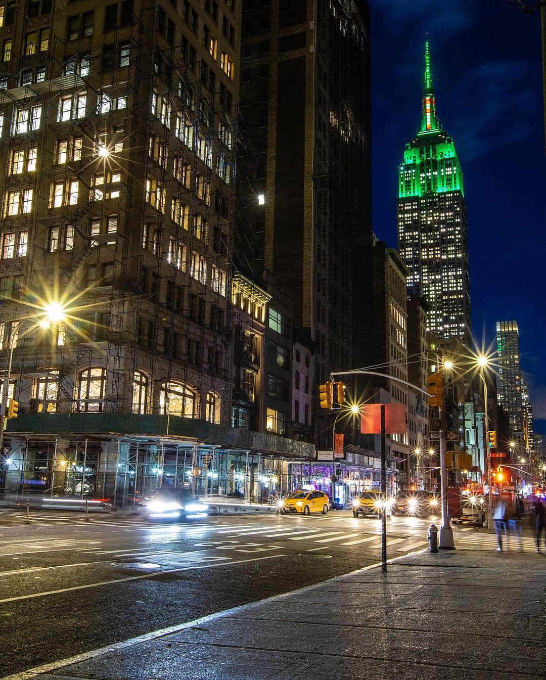 PGA TOURさんのインスタグラム写真 - (PGA TOURInstagram)「The Empire State Building sports a green jacket to celebrate @tigerwoods’ 5th Masters title. 🏆🐅 #LiveUnderPar」4月16日 10時10分 - pgatour