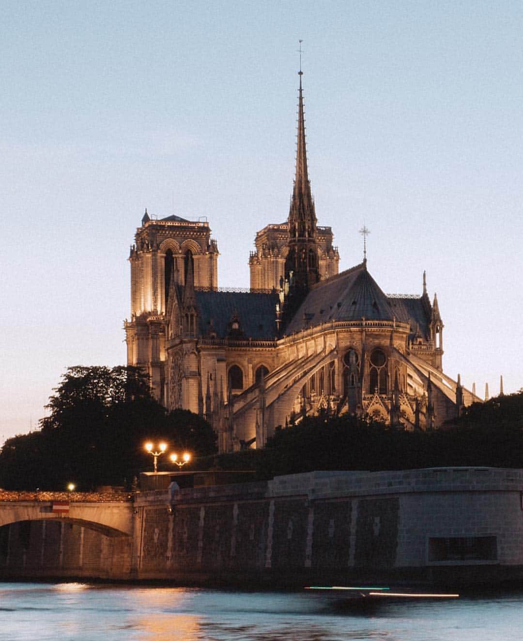 ブライス・ダラス・ハワードさんのインスタグラム写真 - (ブライス・ダラス・ハワードInstagram)「The fire is contained, which is nothing short of a miracle. My heart is with you Paris, and the majesty and legacy of Notre Dame is forever with us ❤️ 📷 @teribocko」4月16日 10時23分 - brycedhoward
