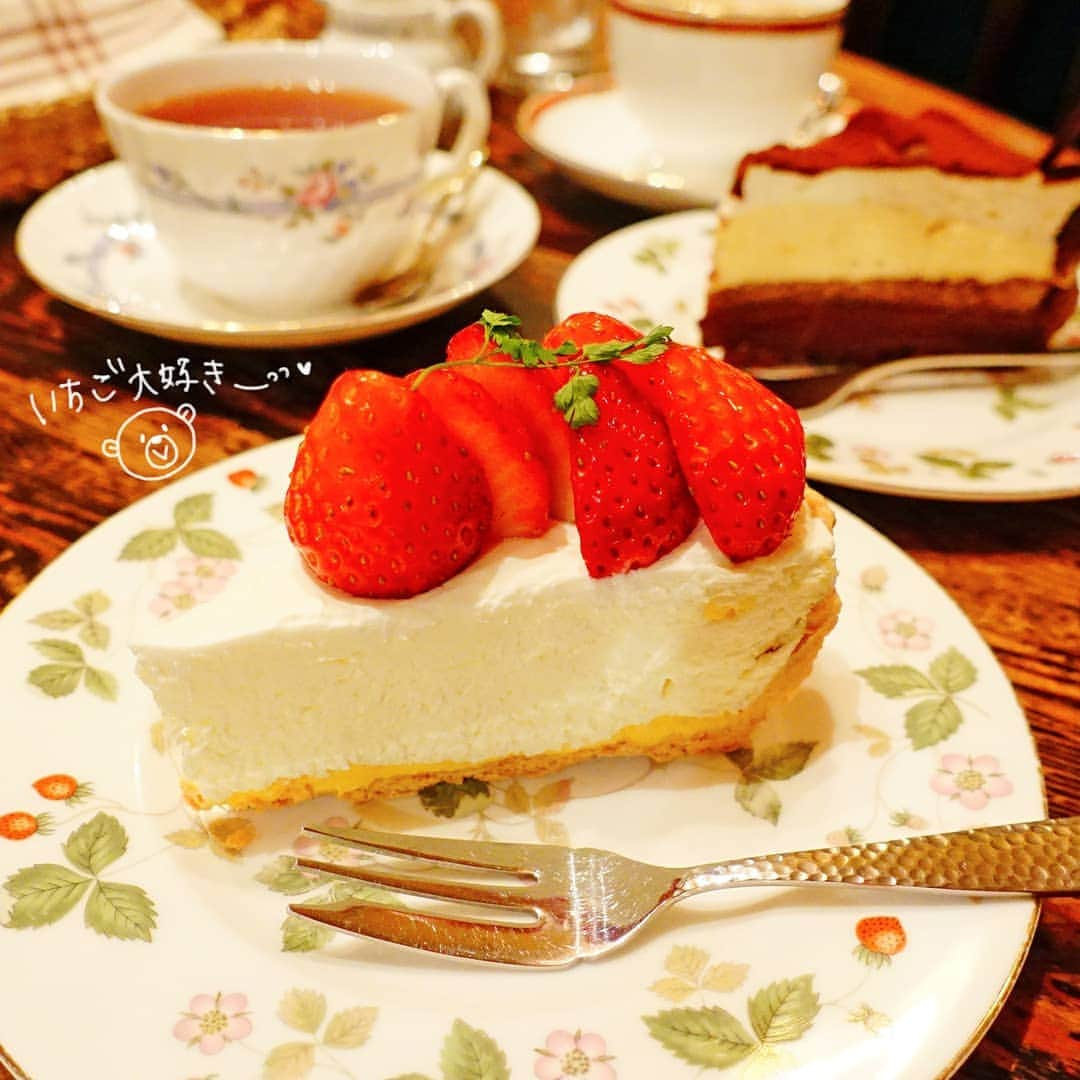 なっつ。さんのインスタグラム写真 - (なっつ。Instagram)「🍰 #ケーキ すっごく美味しいから 絶対食べて欲しいーって言われてて♡ どれ食べようか迷ったけど この２つに😽  わたしはイチゴのクリームチーズパイ、 とぅちゃんは生チョコのティラミスタルト♪ . いや、ほんと食べなきゃ損するね(笑) . どちらも濃厚で ほんと美味しかった😋 また食べに行きたいな♡ ・ ・ ・ #いちご#タルト#strawberry#cake#tarte #千葉#千葉カフェ#カフェルグレ#なっつの絵日記」4月16日 10時16分 - punipopo