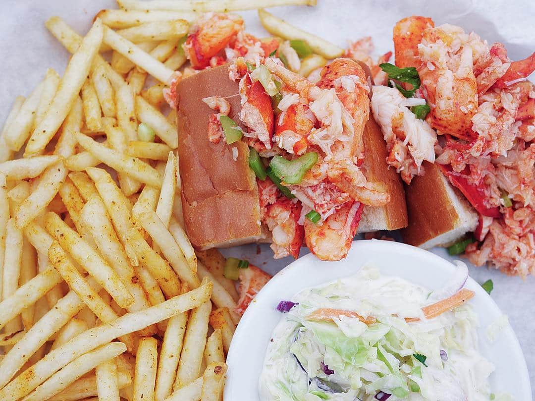 アン・カーティスのインスタグラム：「Patay tayo dyan. One of the best lobster rolls I’ve ever had in my life! Sorry not sorry @arnoldaninion! Promise 2 workouts a day when we get back! #erwannederlustCA」