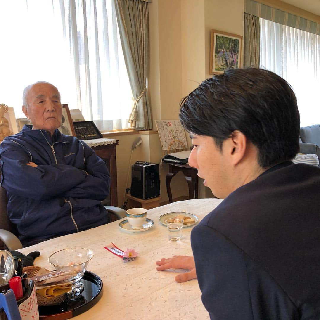 中曽根 康隆さんのインスタグラム写真 - (中曽根 康隆Instagram)「来月、101歳。 大正、昭和、平成、令和、4時代を生きる。 相変わらず机に大量の本を積み重ねて勉強してました。読了本をいくつか貰ってきましたが、全ての本の全てのページに線が引いてありました。 【暮れてなお 命の限り 蝉しぐれ】 by 中曽根康弘 #中曽根康弘 #生涯勉強 #中曽根康隆」4月16日 10時28分 - yasutaka_nakasone