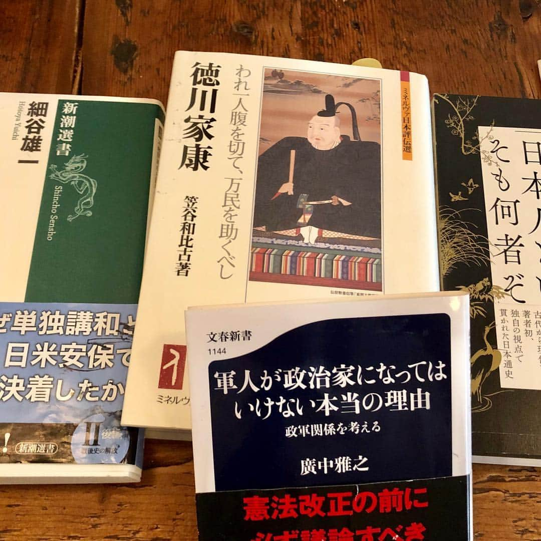 中曽根 康隆さんのインスタグラム写真 - (中曽根 康隆Instagram)「来月、101歳。 大正、昭和、平成、令和、4時代を生きる。 相変わらず机に大量の本を積み重ねて勉強してました。読了本をいくつか貰ってきましたが、全ての本の全てのページに線が引いてありました。 【暮れてなお 命の限り 蝉しぐれ】 by 中曽根康弘 #中曽根康弘 #生涯勉強 #中曽根康隆」4月16日 10時28分 - yasutaka_nakasone