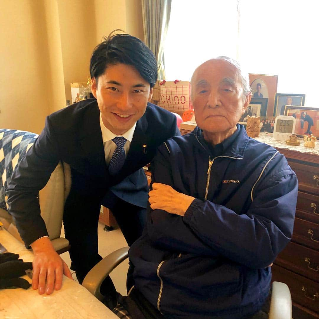 中曽根 康隆さんのインスタグラム写真 - (中曽根 康隆Instagram)「来月、101歳。 大正、昭和、平成、令和、4時代を生きる。 相変わらず机に大量の本を積み重ねて勉強してました。読了本をいくつか貰ってきましたが、全ての本の全てのページに線が引いてありました。 【暮れてなお 命の限り 蝉しぐれ】 by 中曽根康弘 #中曽根康弘 #生涯勉強 #中曽根康隆」4月16日 10時28分 - yasutaka_nakasone