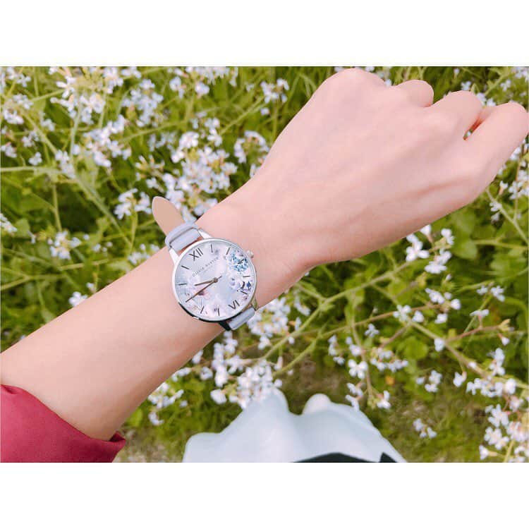 のインスタグラム：「♡ * お花がいっぱいのところで 思わず立ち止まって撮りたくなった 「オリビア・バートン」の4月発売の新作の時計❁﻿ * うすいパープルのベルトは持っていなかったので新鮮！ * 手元がやわらかくて優しい印象になって、 お気に入り◟́◞̀♡ * * @hms_watchstore  #oliviaburton_ambassador  #oliviaburton  #オリビアバートン #hmswatchstore」
