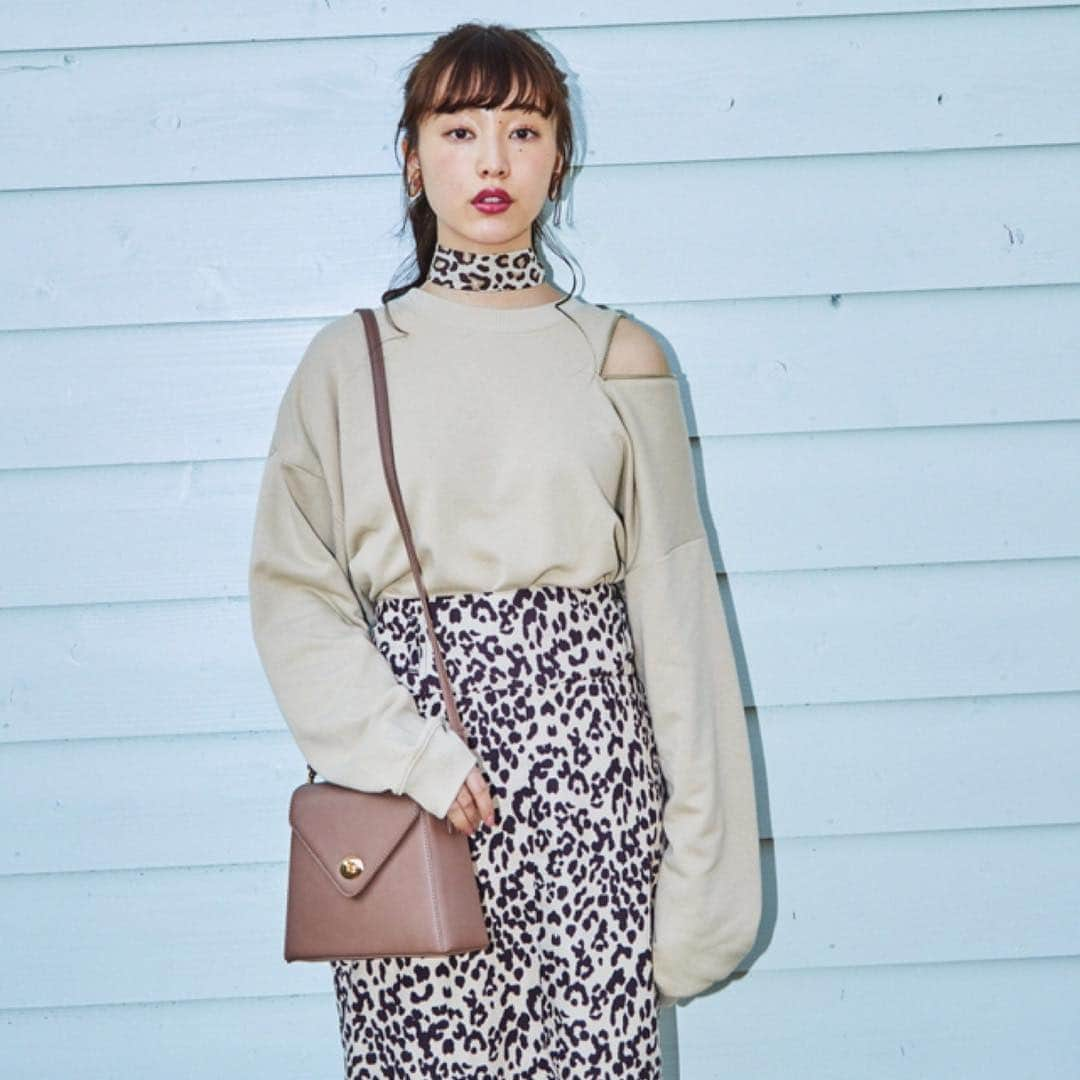 WEGOさんのインスタグラム写真 - (WEGOInstagram)「✔︎shoulder ring zip sweat ¥2,990+tax ✔︎leopard skirt ¥2,990+tax ✔︎shoulder bag ¥2,590+tax  @aina_yama  #wego#wegomagazine#springfashion#新生活」4月16日 10時37分 - wego_official