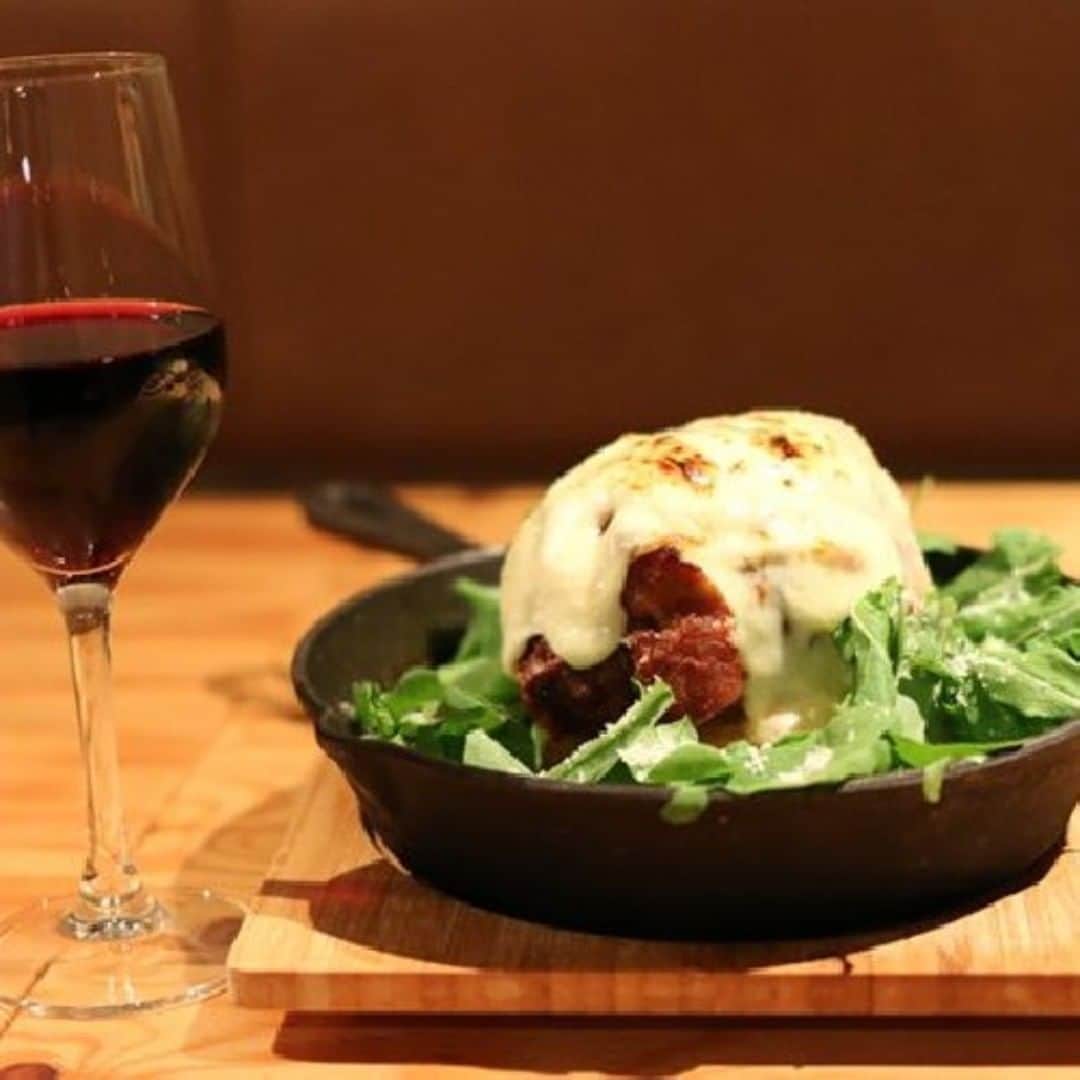 ビアージョ新宿のインスタグラム：「こんにちは、新宿西口のイタリアン＆ワインバル「ビアージョ」です。 ブログ更新しました！ 「ビアージョの名物「和牛の爆弾インボルティーニ」をご賞味ください」 当店へのご来店お待ちしております。 ▼詳しくはこちら▼ http://viagio-shinjuku.com/blog/  #ビアージョ#新宿#イタリアン#バル#居酒屋#送別会#二次会」