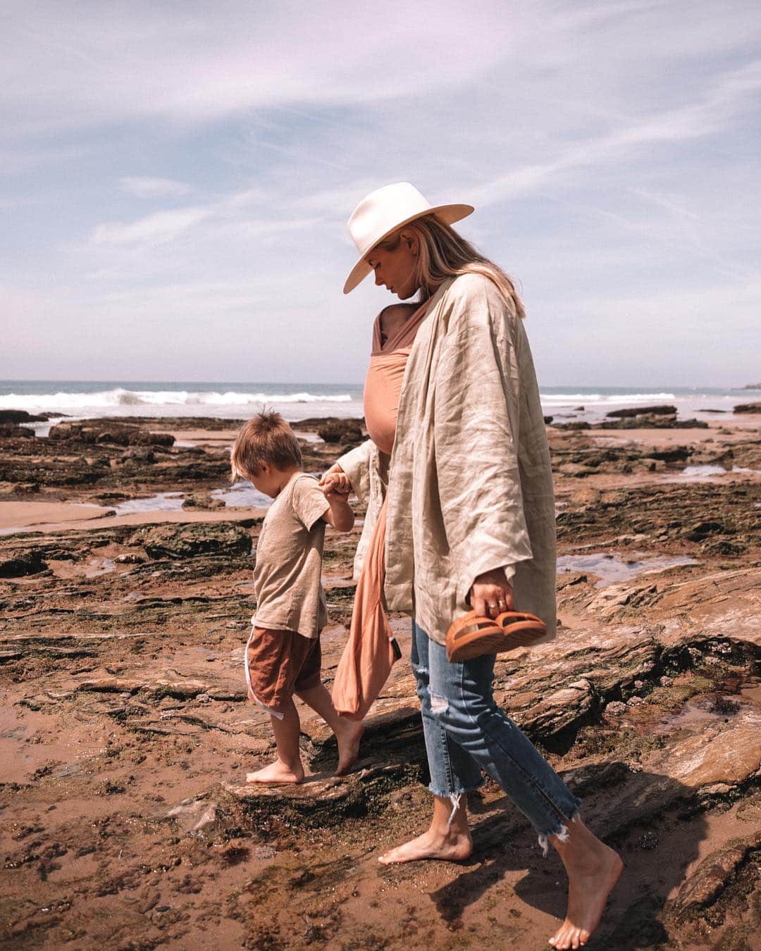 Amber Fillerup Clarkさんのインスタグラム写真 - (Amber Fillerup ClarkInstagram)「Finding sea cree-turs as my kids call them which is a combo of creatures and critters 🦀🦐🦞」4月16日 10時48分 - amberfillerup