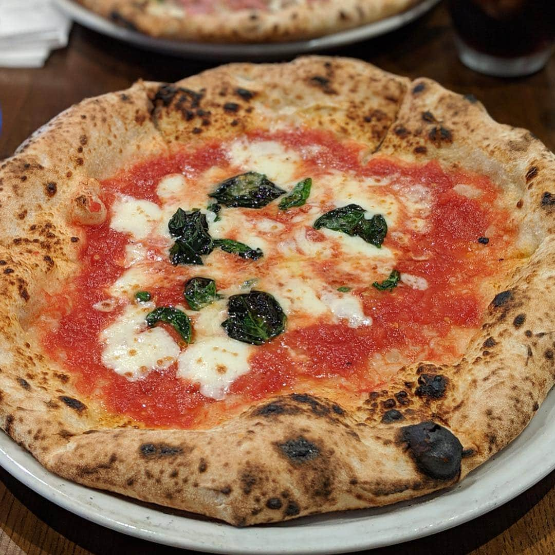 大見さなえさんのインスタグラム写真 - (大見さなえInstagram)「マルゲリータ🍕lunch😋🍴 渡部さんグルメ本掲載店📕 亀戸『#リンシェメ 』 ・ 1000円でドリンク付きのマルゲリータ🍕🥤 ピザ1人で28cm！と聞くと多いイメージがあるかもだけど 薄生地だからこそ食べやすく、バジルの香り トマトソース、チーズがより感じやすい☺️ ・ 店内は開放感があり、地元の方で賑わうお店🌸 ・ #亀戸グルメ #亀戸 #マルゲリータ #googlepixel #ピザ #ピッツァ #piza #lunch #ランチ #めぐログ_亀戸 #百名店 #渡部さんグルメ本掲載店 #pixelで撮影」4月16日 10時43分 - tabe_megumi