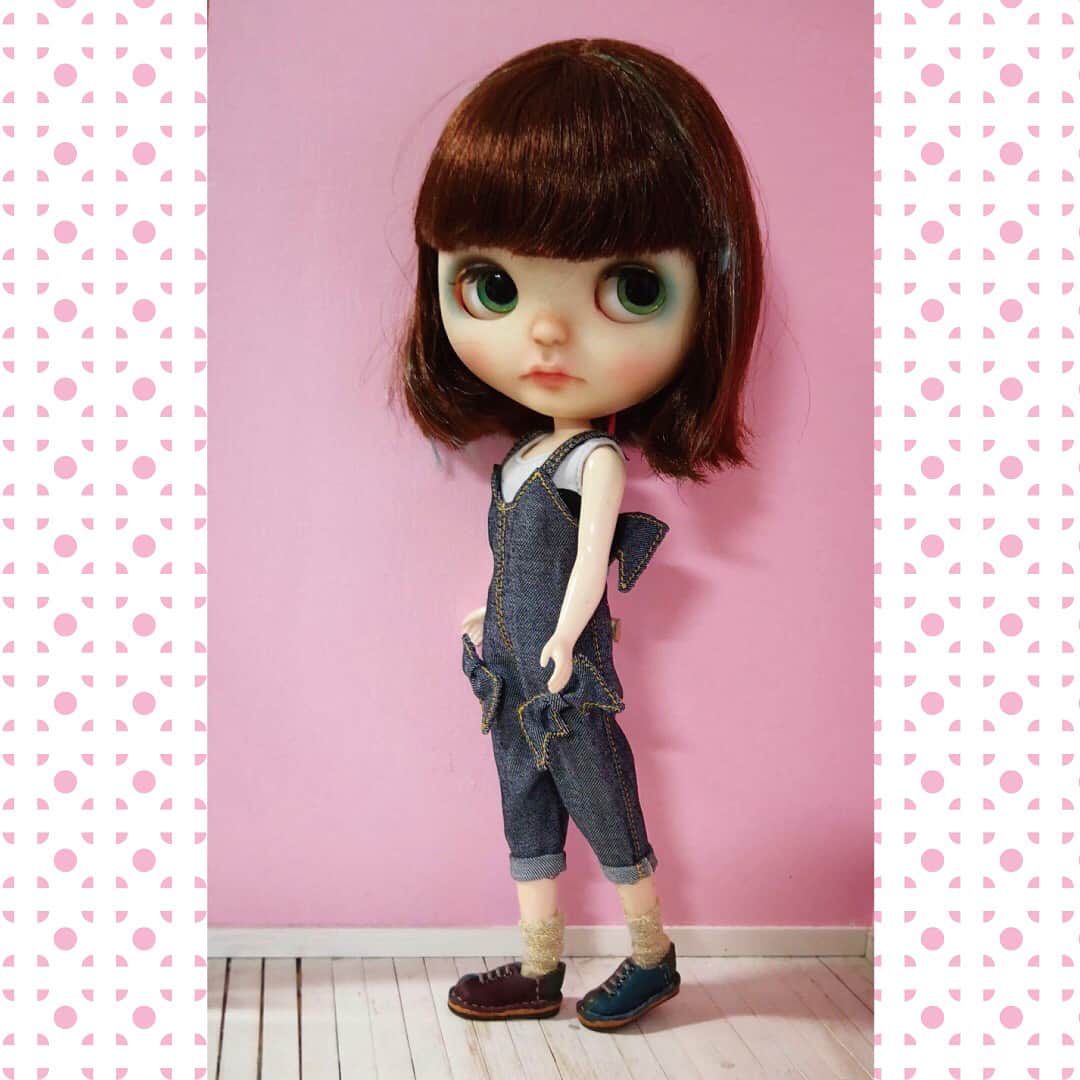 ものづくり館 by YKKさんのインスタグラム写真 - (ものづくり館 by YKKInstagram)「【小森桃子先生×JUKI×YKK　1Dayワークショップ】 「コウモリサルエルサロペット」 コウモリ型のリボンや背中の羽が可愛らしいデザインのサロペットを作りましょう。 JUKIの職業用ミシンを使用しますので、小さなパーツや細かなコバステッチもキレイに縫うことができますので、ぜひ体験して下さいね。 後ろあきはYKKの小さなファスナーを使用したファスナー開きになっています。ファスナーはスナップボタンどめと違い、スッキリと着せる事ができます。 今回のワークショップでは、ファスナーの付け方、コバステッチの縫い方のコツなどをご紹介いたします。 ※ブライスやリカちゃんに着せる事の出来るお洋服です。その他ドールにはサイズが合いませんので、ご注意下さい。 . . ■開催日時：‪5/14(火)　‪10:00～17:30 . ■場所：ものづくり館 by YKK https://monozukuri.ykkfastening.com/ . ■定員：15名 . ■参加費：7,500円(税込、キット代込) . ■お申し込み先、お問合せ先：　momolita18@gmail.com . ■申し込み締め切り日：‪2019年5月7日（火）まで ＊定員に達しましたら早めに受付を終了することもございます。 . ■持ち物 布用ハサミ・紙用ハサミ・チャコペン・まち針・縫い針・目打ち・鉗子・定規など。お手元にある道具だけで結構です。足りないものはお貸しいたします。 . ■その他 ・昼食は、ものづくり館 by YKKでは、昼食は取れないため、外食となります。 （お弁当を食べることができる場所がありません。） ・使用ミシン：職業用ミシンSL700EX . ▼アクセスマップは「YKKものづくり　施設案内」で検索。 https://monozukuri.ykkfastening.com/#access_map  #juki #jukiミシン#ミシン部#洋裁#職業用ミシン#家庭用ミシン#ミシン初心者#ハンドメイド#ワークショップ#ソーイング #HZLEX7#SL700EX#職業用ミシンが欲しい#ミシン欲しい#ミシン教室#ミシン楽しい#ミシン大好き#YKK #ものづくり館 #ykkzipper #minifa #小森桃子#モモリータ#リカちゃん#ドール#ブライス人形」4月16日 10時46分 - ykkmono