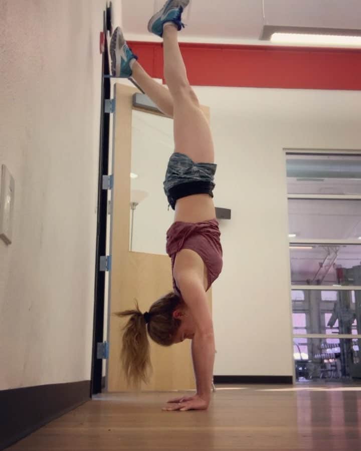 ミカエラ・シフリンのインスタグラム：「Yo Simone watch out I’m comin’ for your brand!😝😝 hahaha JK JK... Just working on my stability and control... it’s not great, but not terrible either😂 Anyone out there have any tips for me?🤪🤸‍♂️🤸‍♂️」